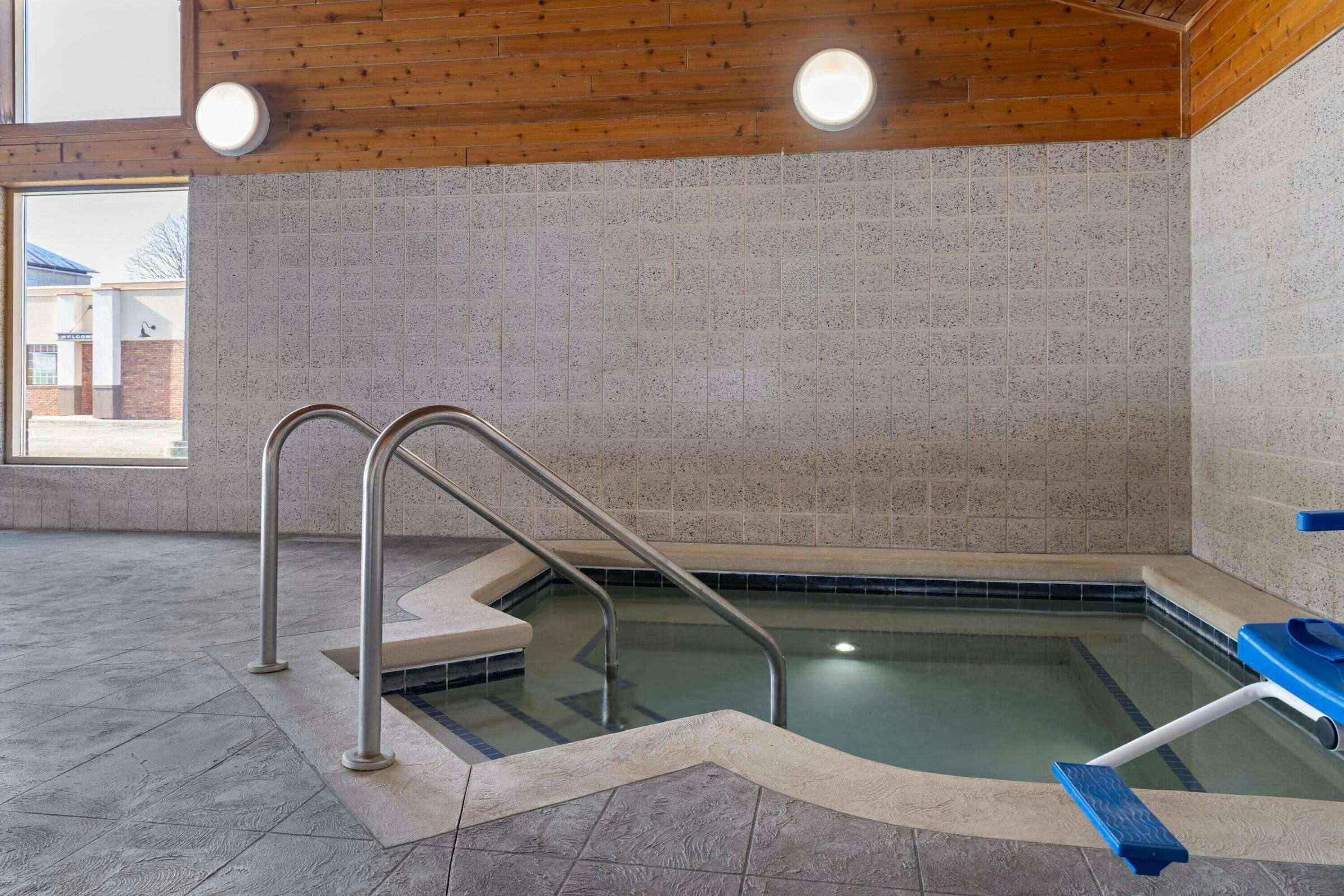 Hotel AmericInn by Wyndham Beaver Dam photo 5