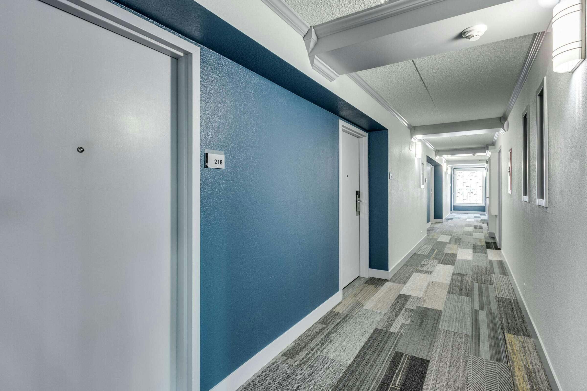 Hotel Days Inn & Suites by Wyndham Spokane photo 1