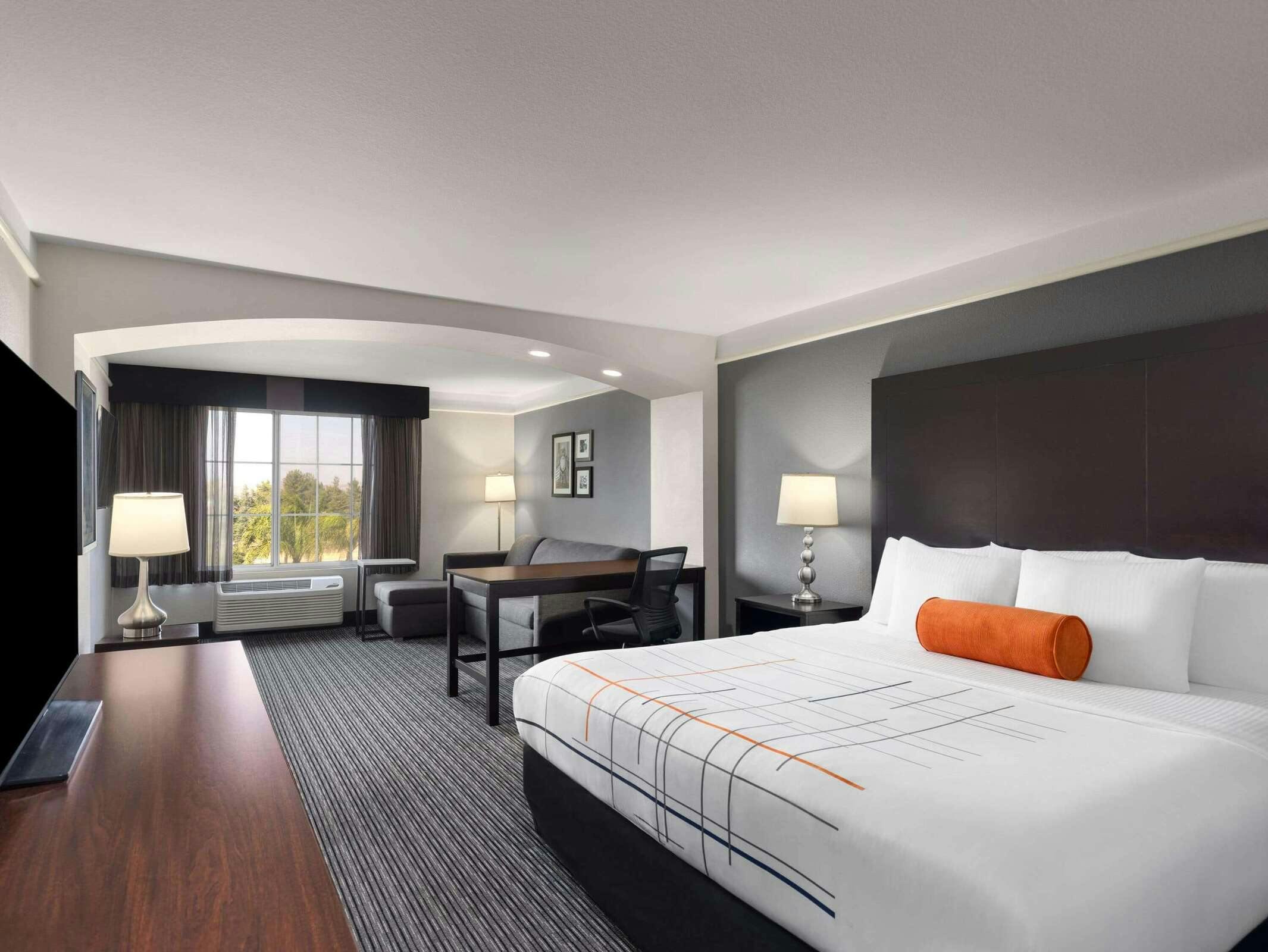 Hotel La Quinta Inn & Suites by Wyndham Santa Clarita - Valencia photo 2