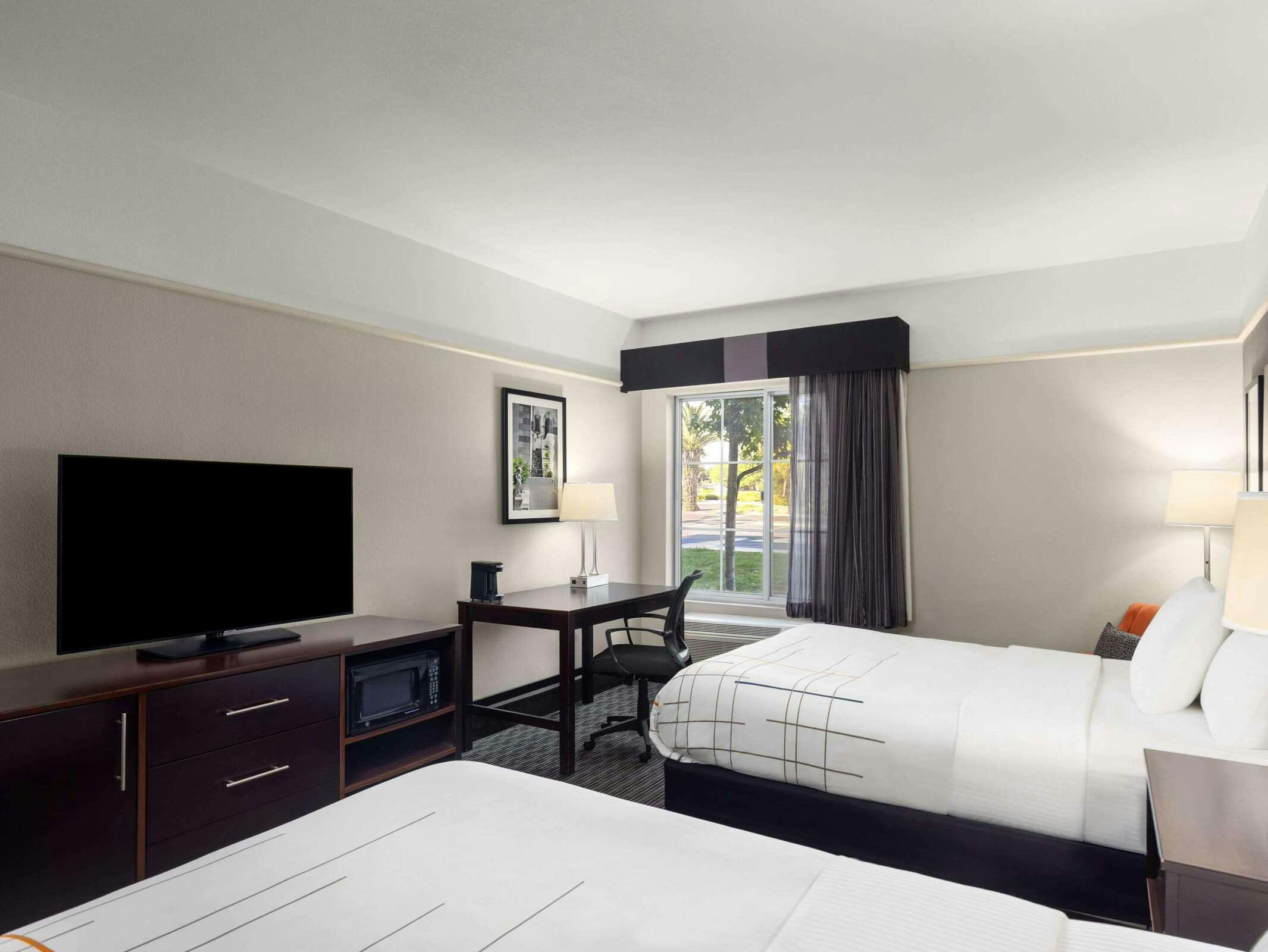 Hotel La Quinta Inn & Suites by Wyndham Santa Clarita - Valencia photo 4