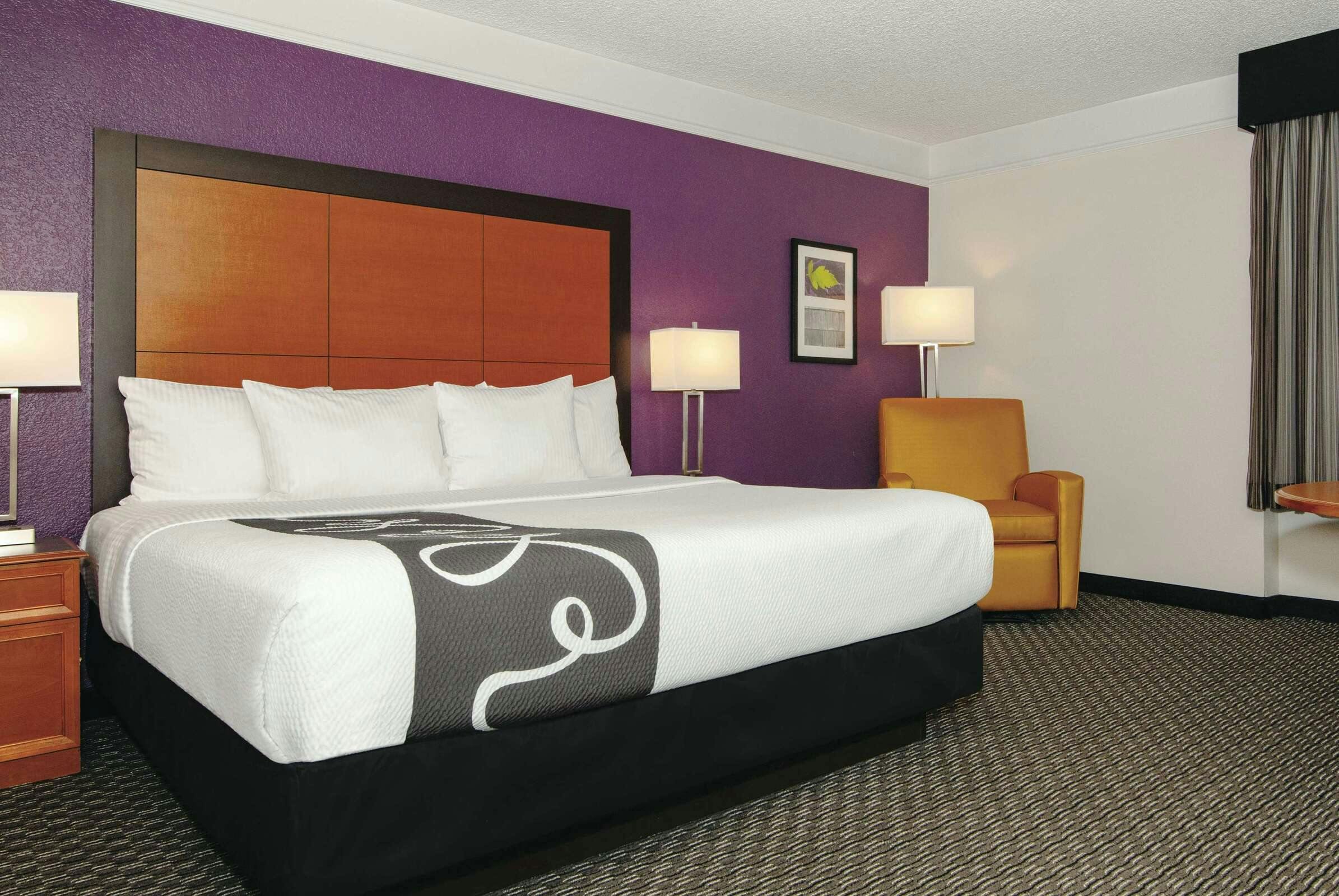 Hotel La Quinta Inn & Suites by Wyndham Ontario Airport photo 1