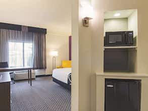 Hotel La Quinta Inn & Suites by Wyndham Denver Airport DIA photo 3