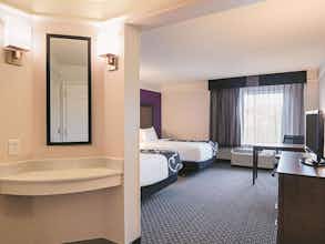 Hotel La Quinta Inn & Suites by Wyndham Denver Airport DIA photo 2