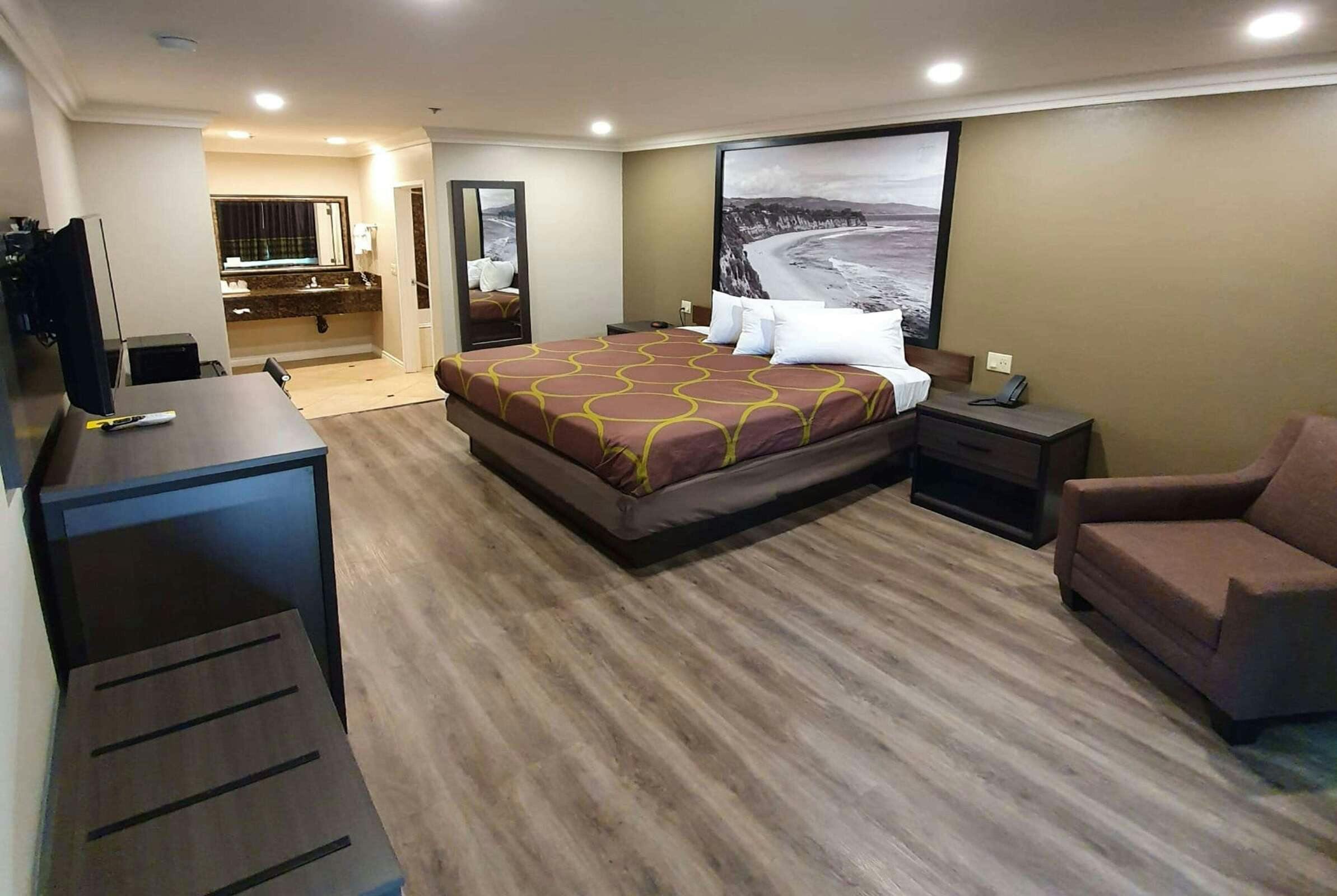 Hotel Super 8 by Wyndham Cypress Buena Park Area photo 3