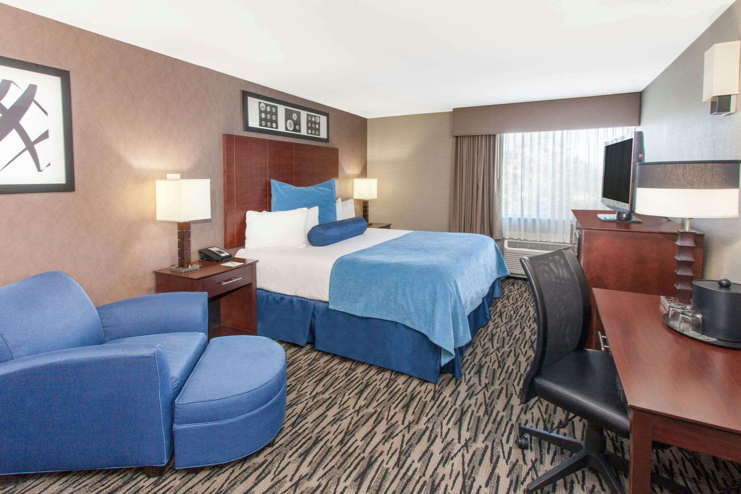Hotel Wyndham Garden Elk Grove Village/O'Hare photo 2