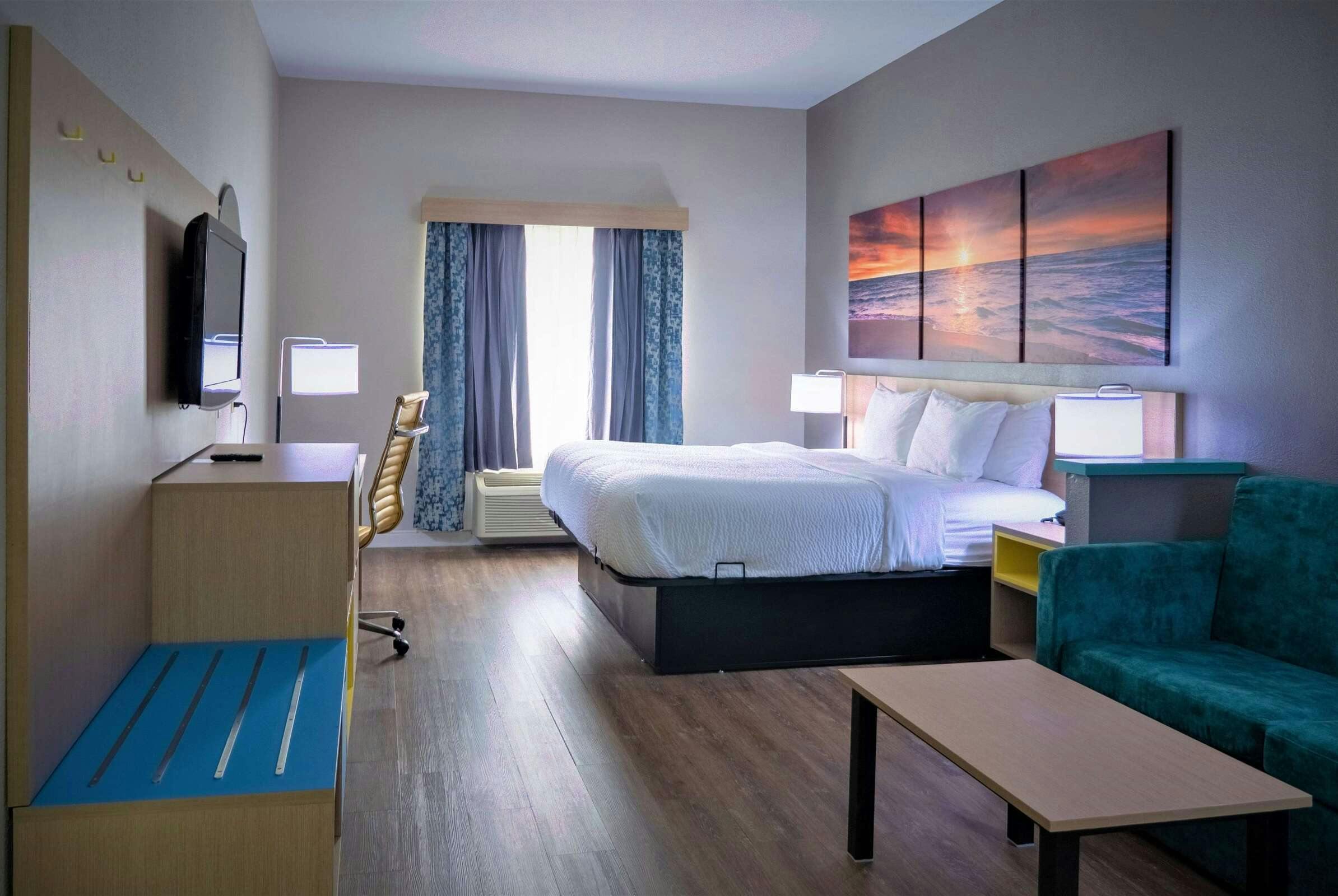 Hotel Days Inn & Suites by Wyndham Savannah North I-95 photo 2