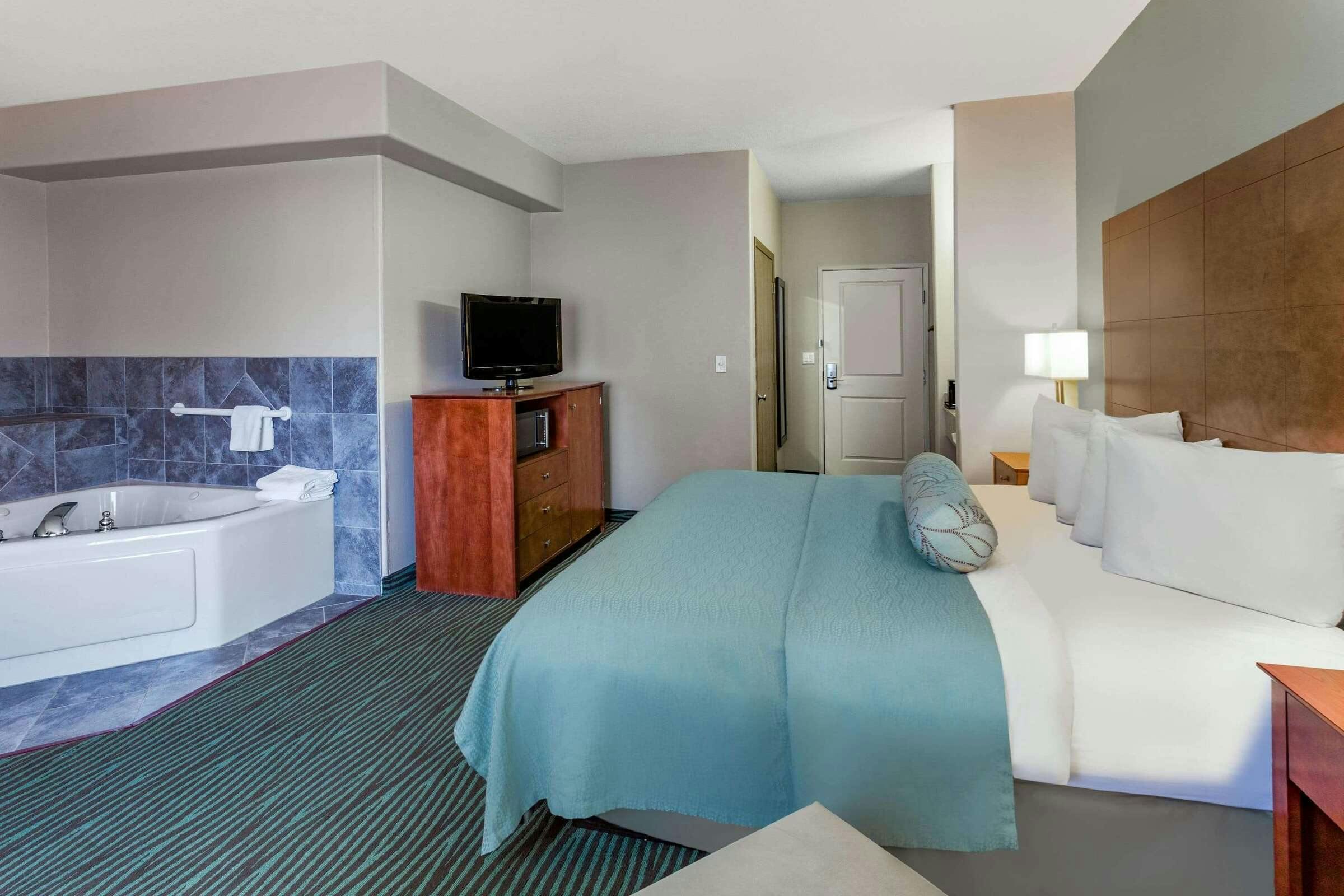 Hotel AmericInn DSM photo 1