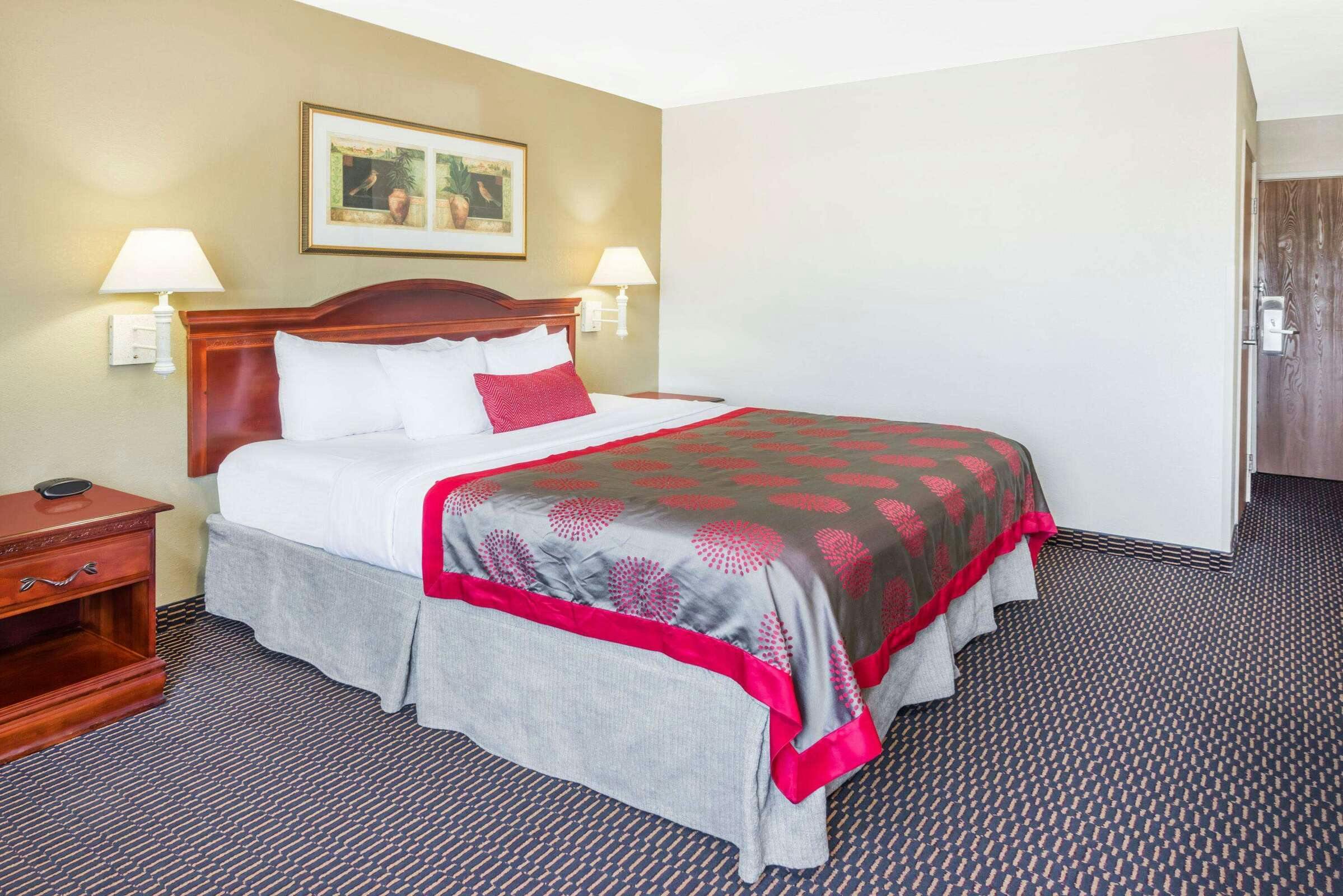 Hotel Ramada by Wyndham Columbia photo 1