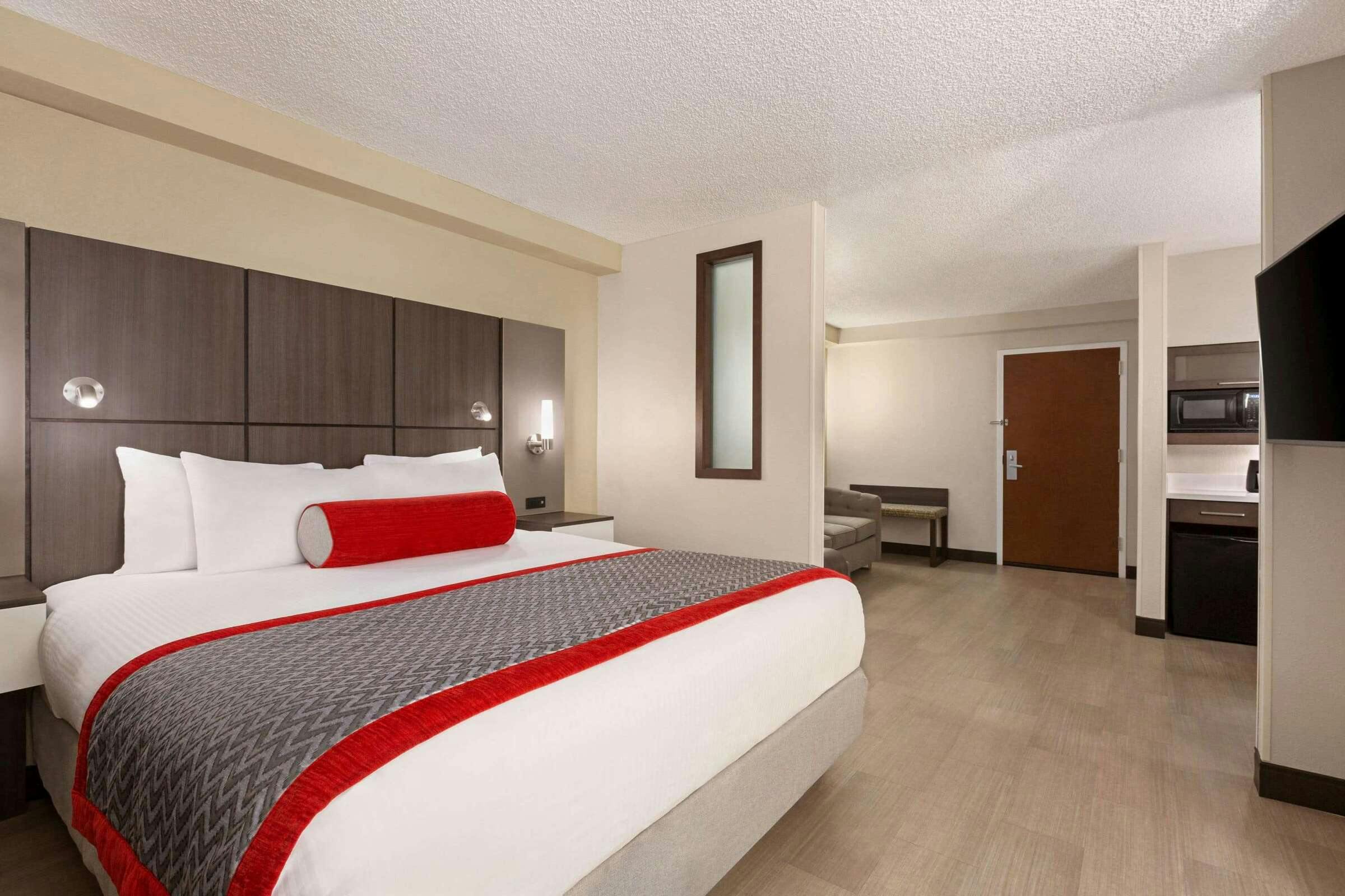 Hotel Ramada by Wyndham Suites Orlando Airport photo 3