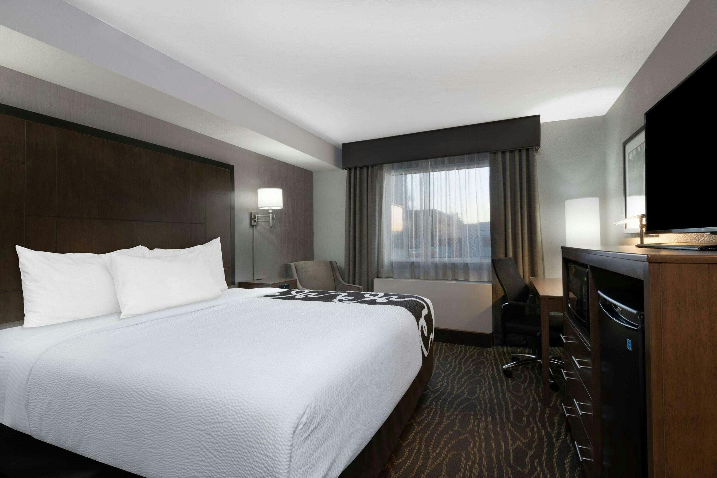 Hotel La Quinta Inn & Suites by Wyndham Anchorage Airport photo 1