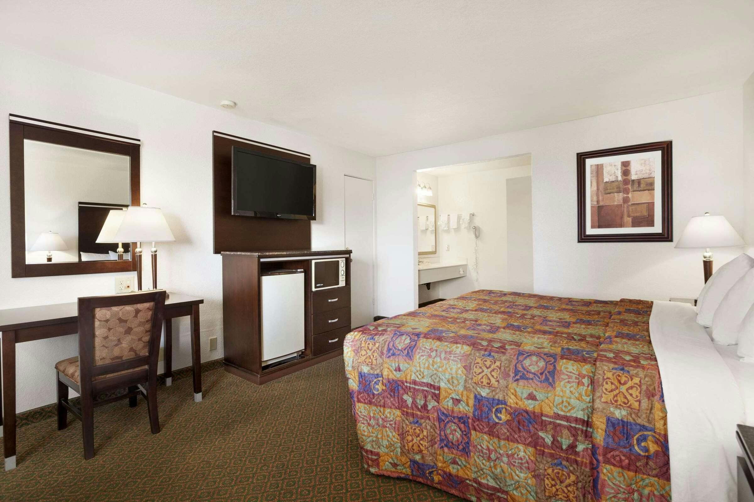 Hotel Days Inn by Wyndham Oceanside photo 4
