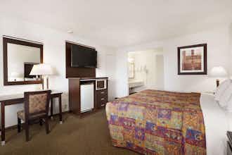 Hotel Days Inn by Wyndham Oceanside photo 4