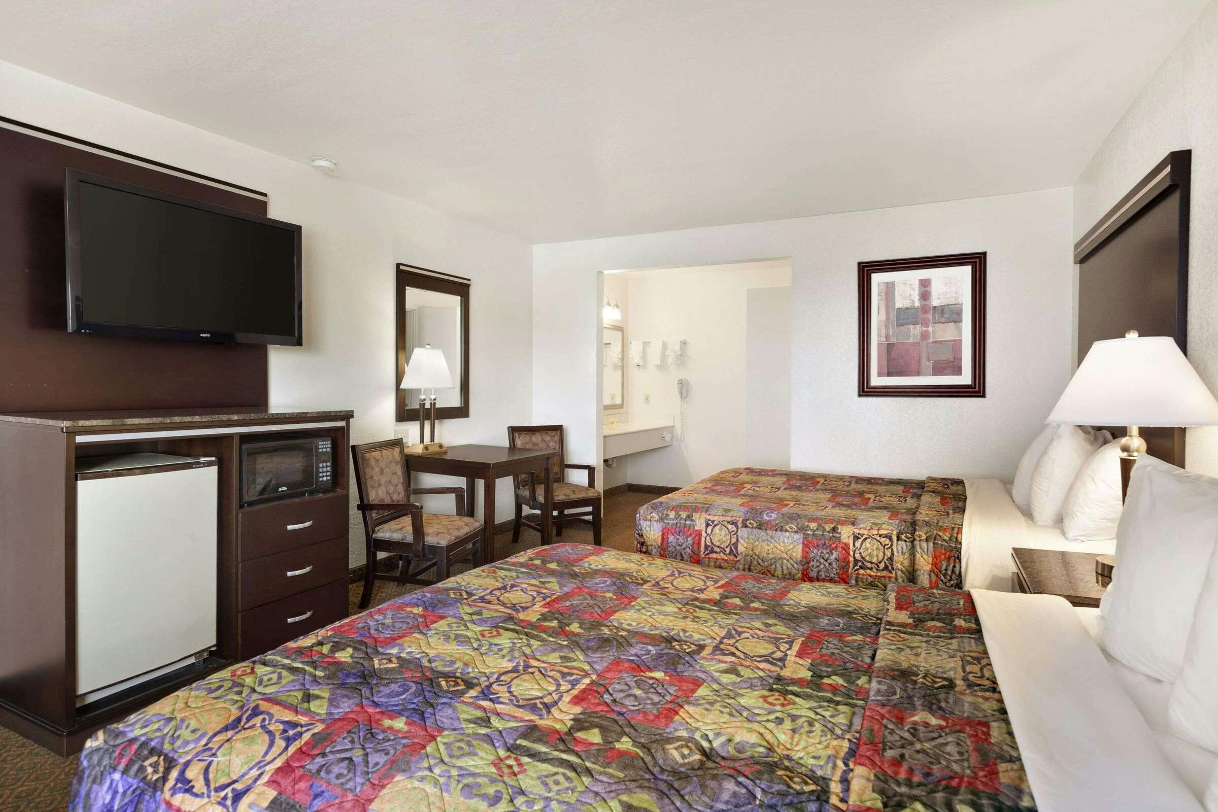 Hotel Days Inn by Wyndham Oceanside photo 2