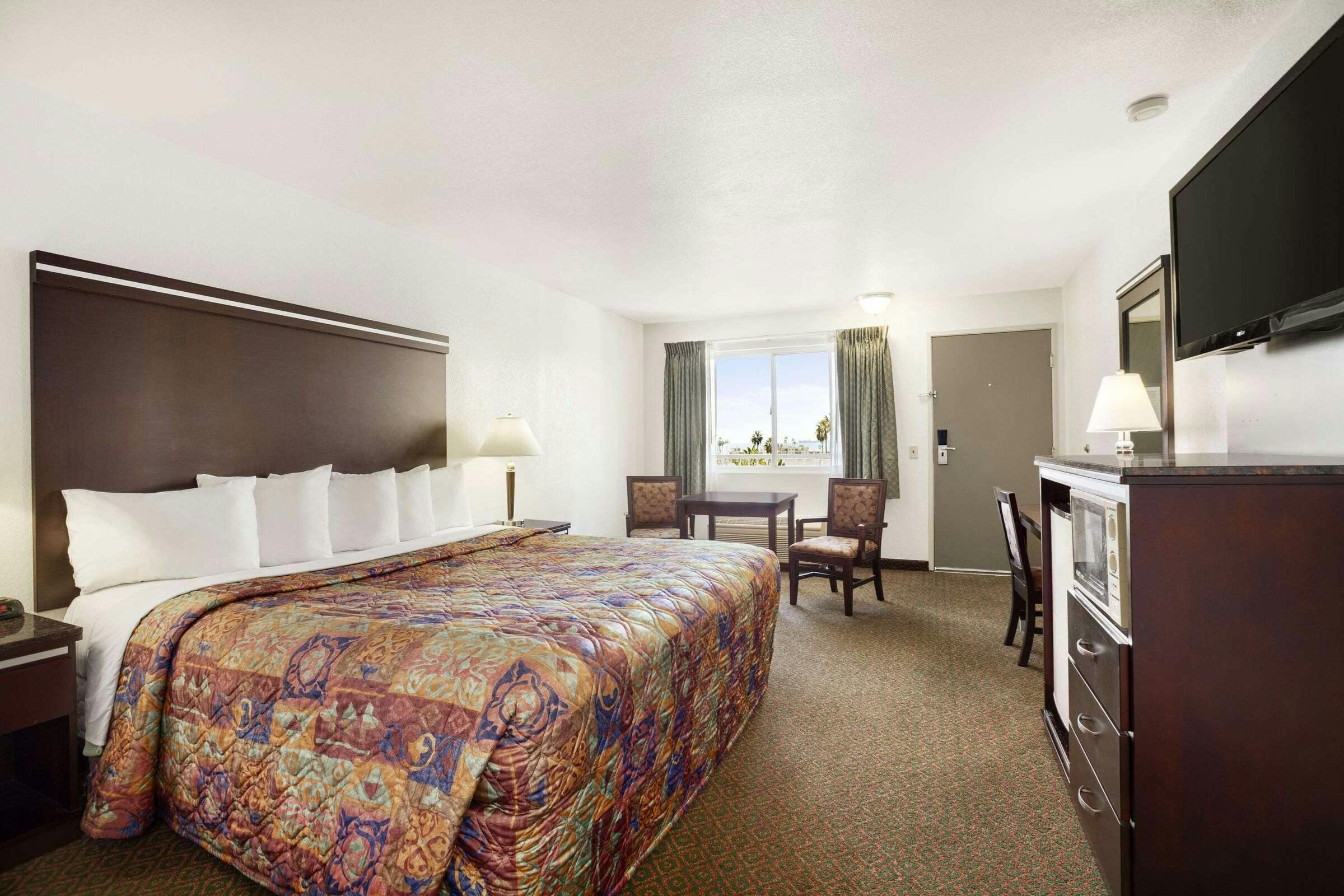 Hotel Days Inn by Wyndham Oceanside photo 3