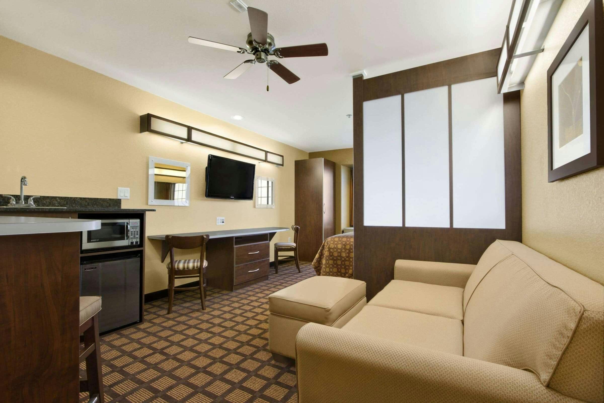 Hotel Microtel Inn & Suites by Wyndham Round Rock photo 4