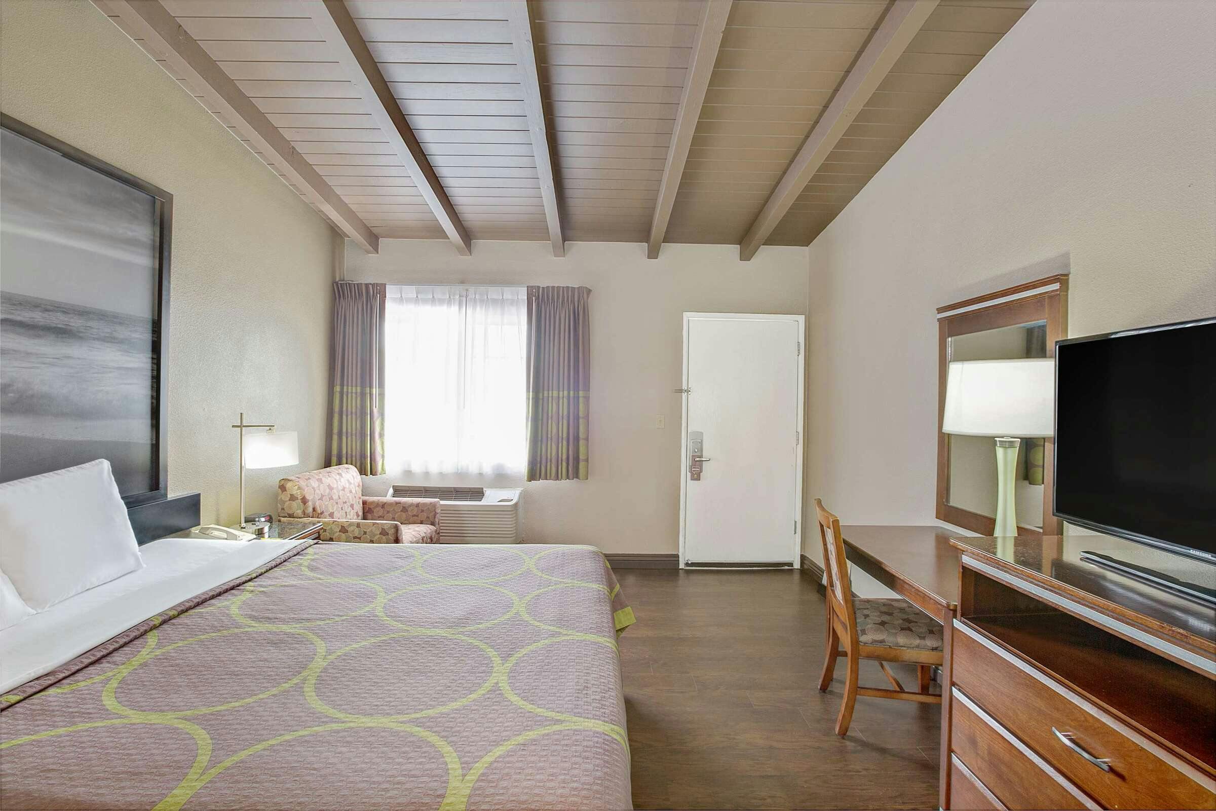 Hotel Super 8 by Wyndham Culver photo 3