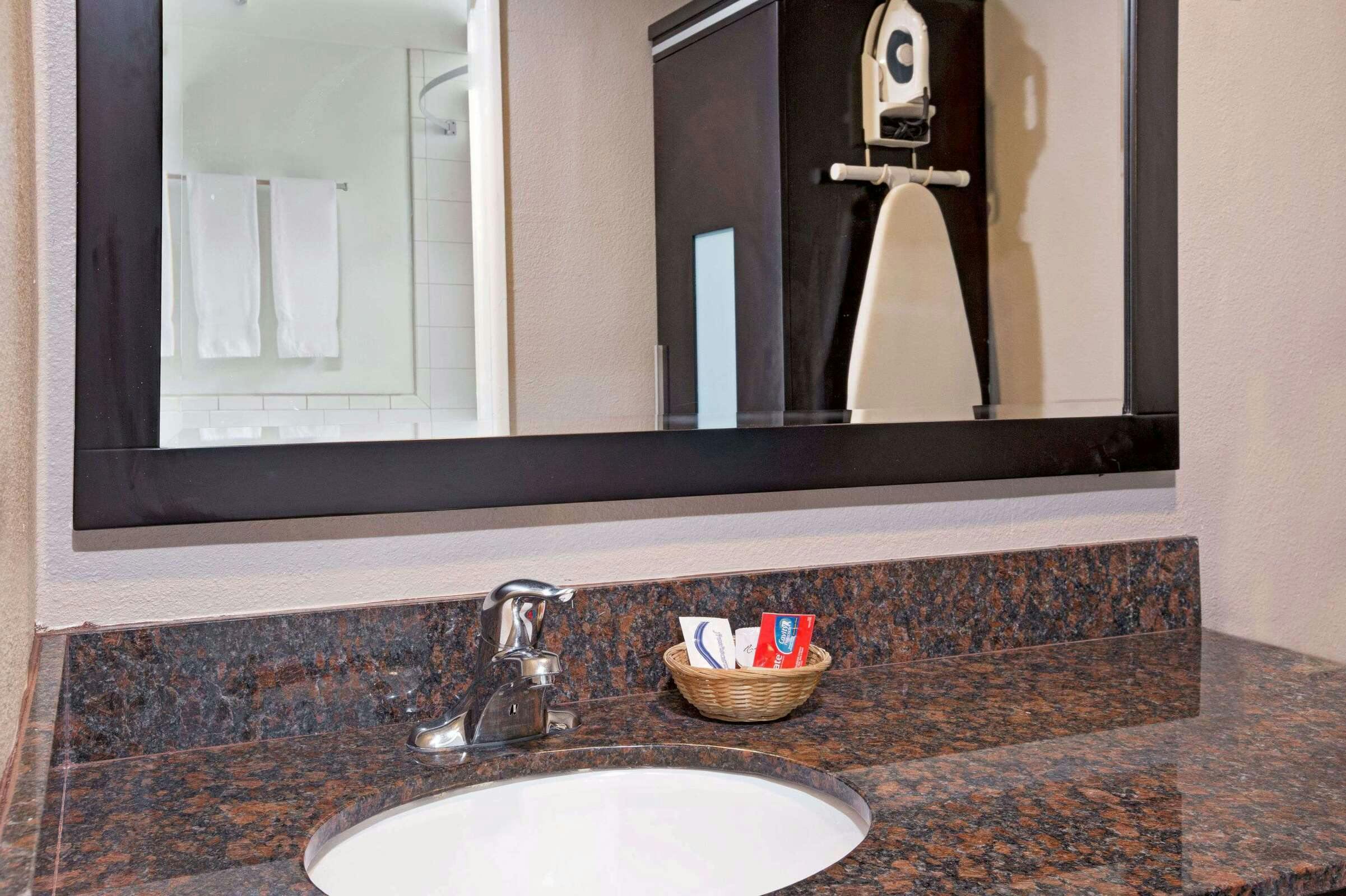 Hotel Super 8 by Wyndham Culver photo 4