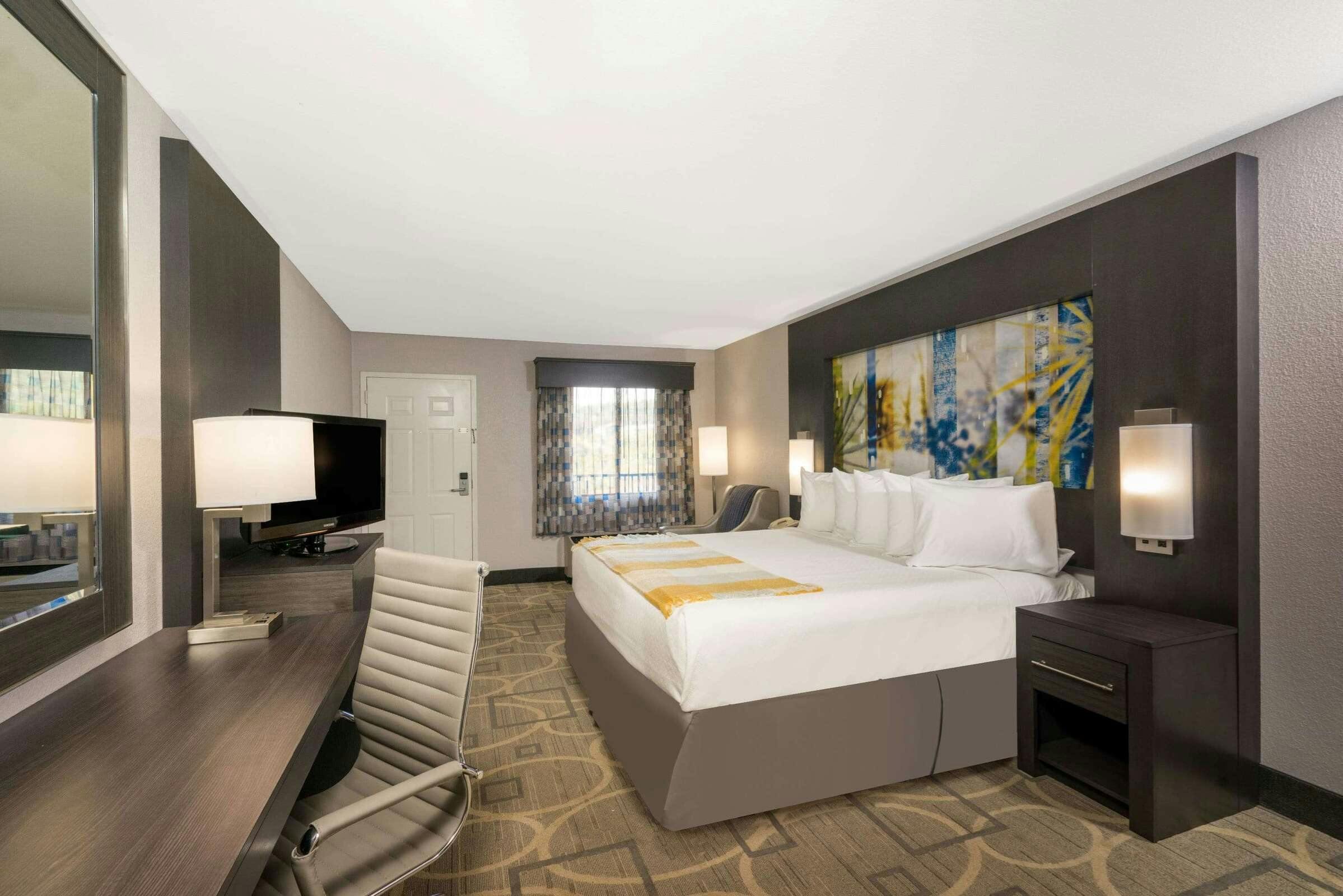 Hotel Days Inn by Wyndham Asheville Downtown North photo 1