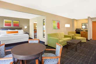 Hotel Wingate by Wyndham Columbia photo 4