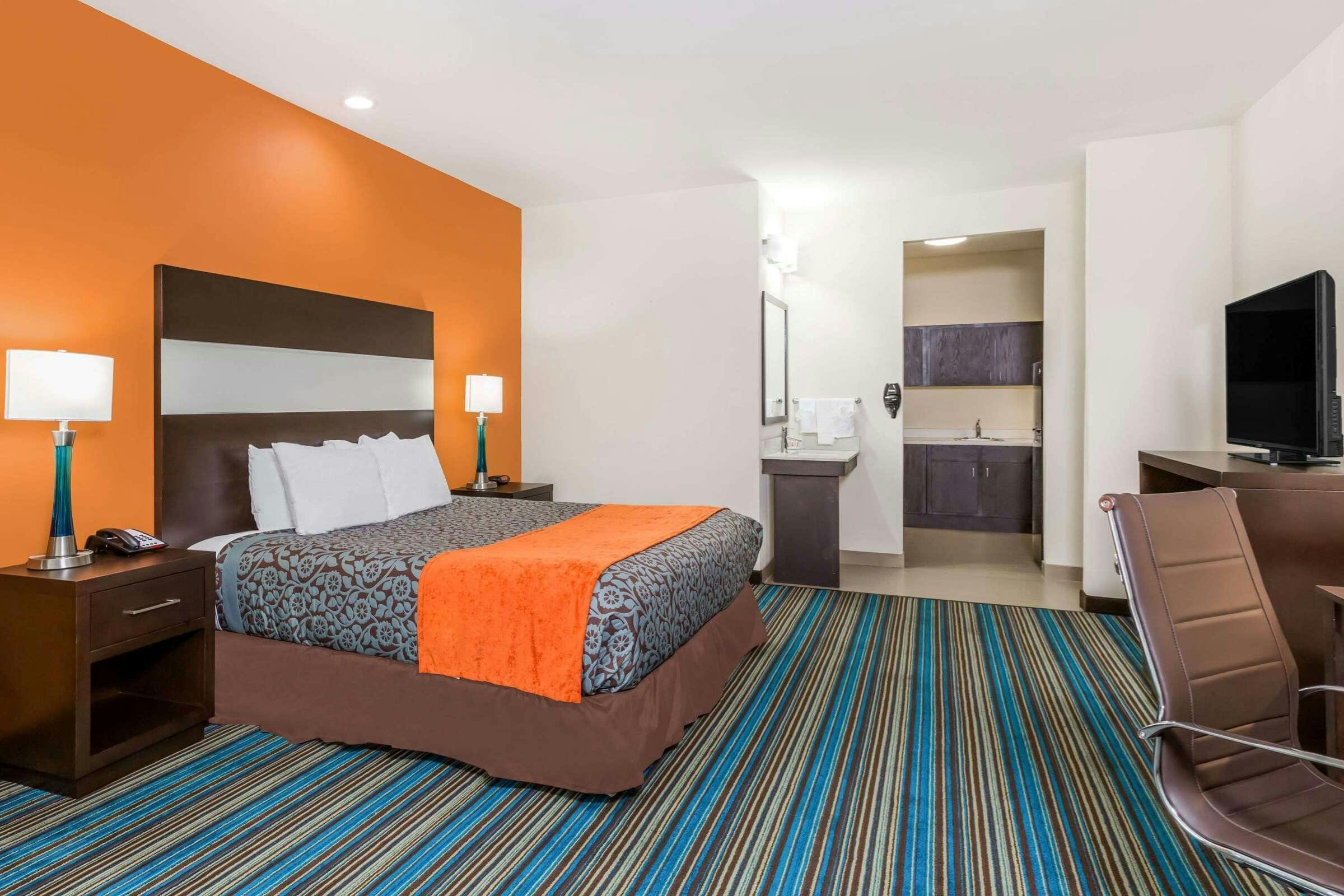 Days Inn & Suites by Wyndham Katy