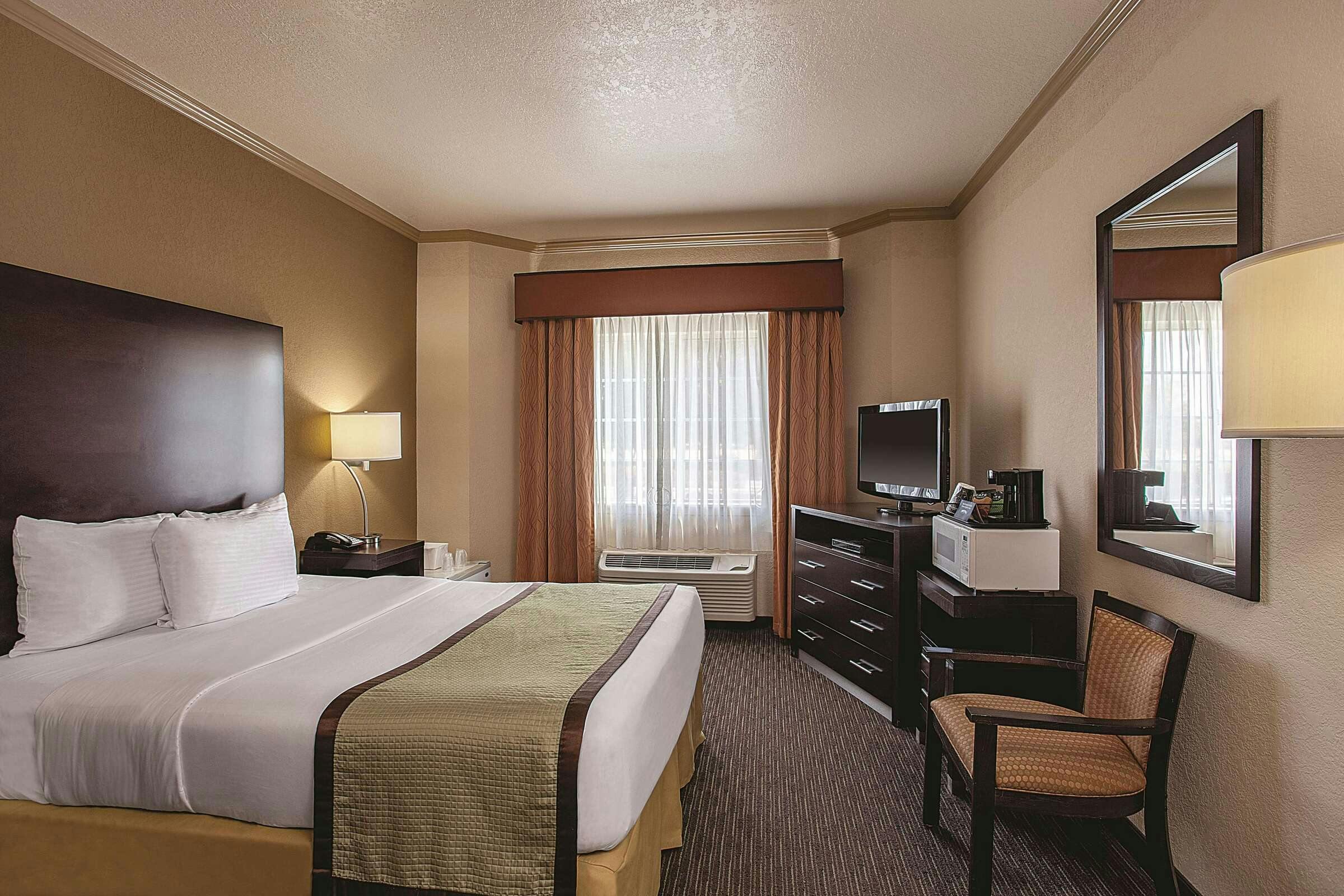 Hotel La Quinta Inn & Suites by Wyndham Davis photo 1