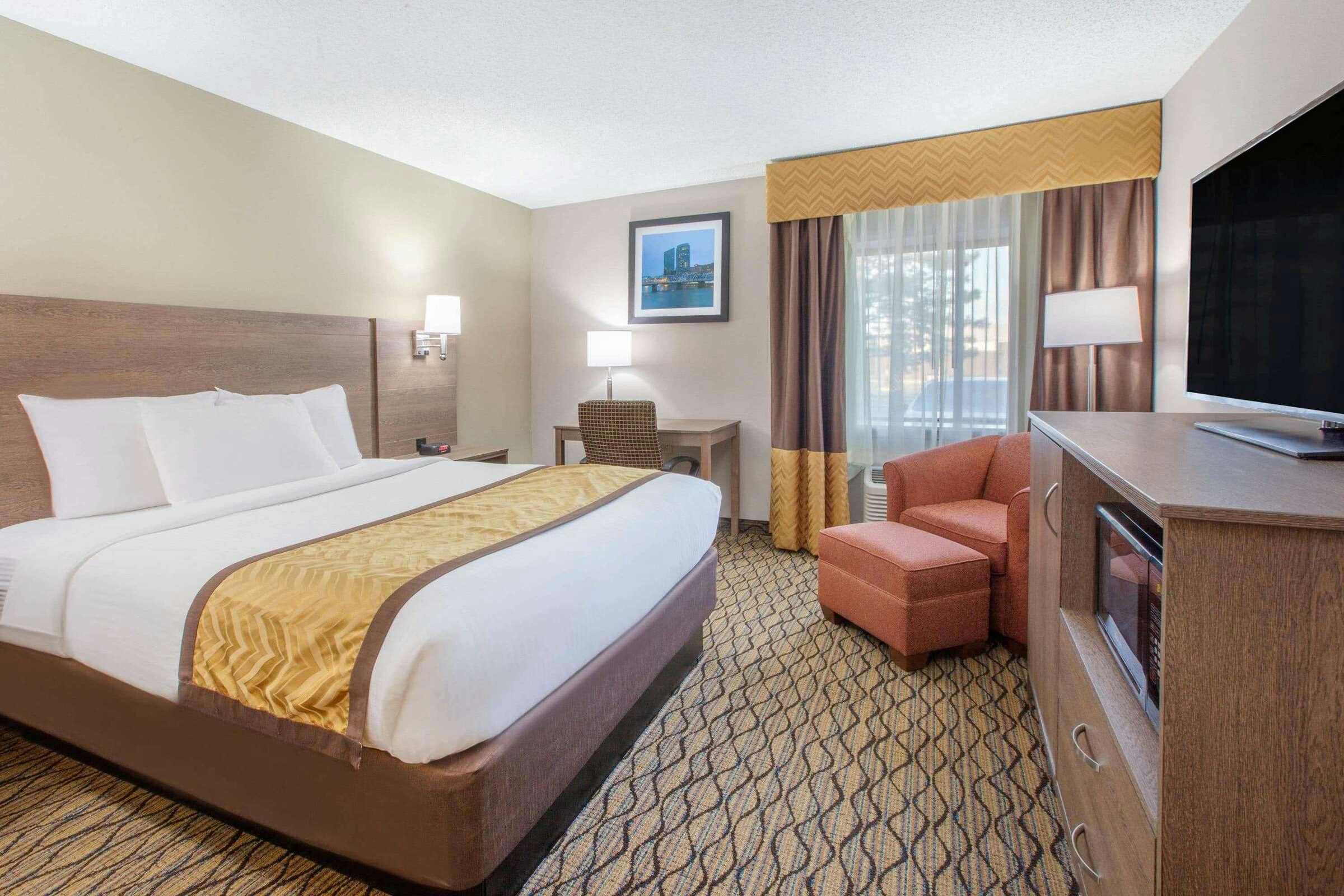 Hotel Baymont Grand Rapids Airport photo 2