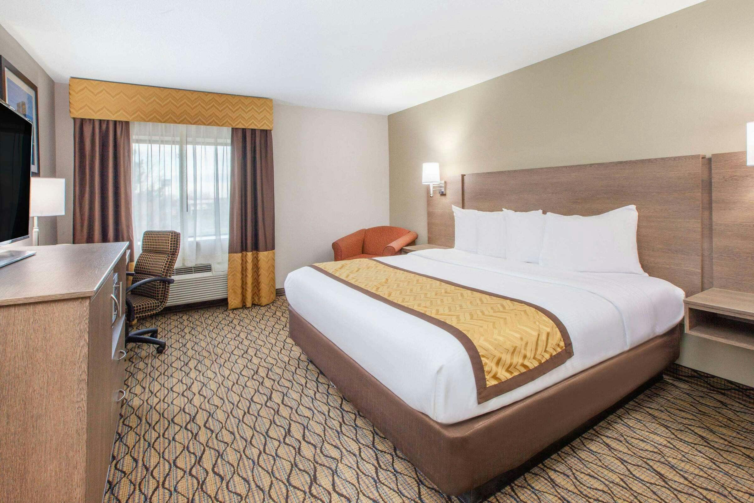 Hotel Baymont Grand Rapids Airport photo 1