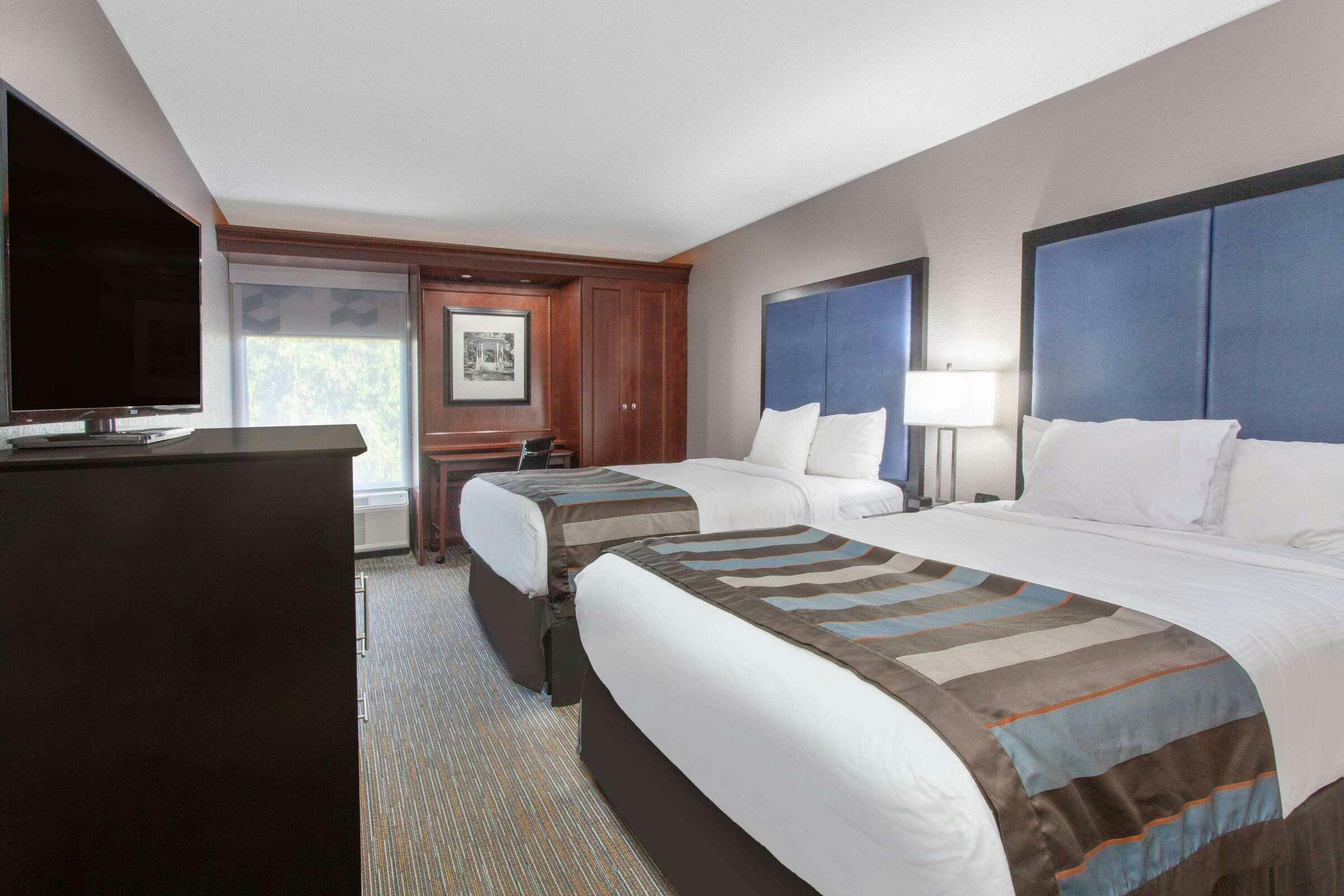 Hotel Wingate by Wyndham Charleston Coliseum photo 5