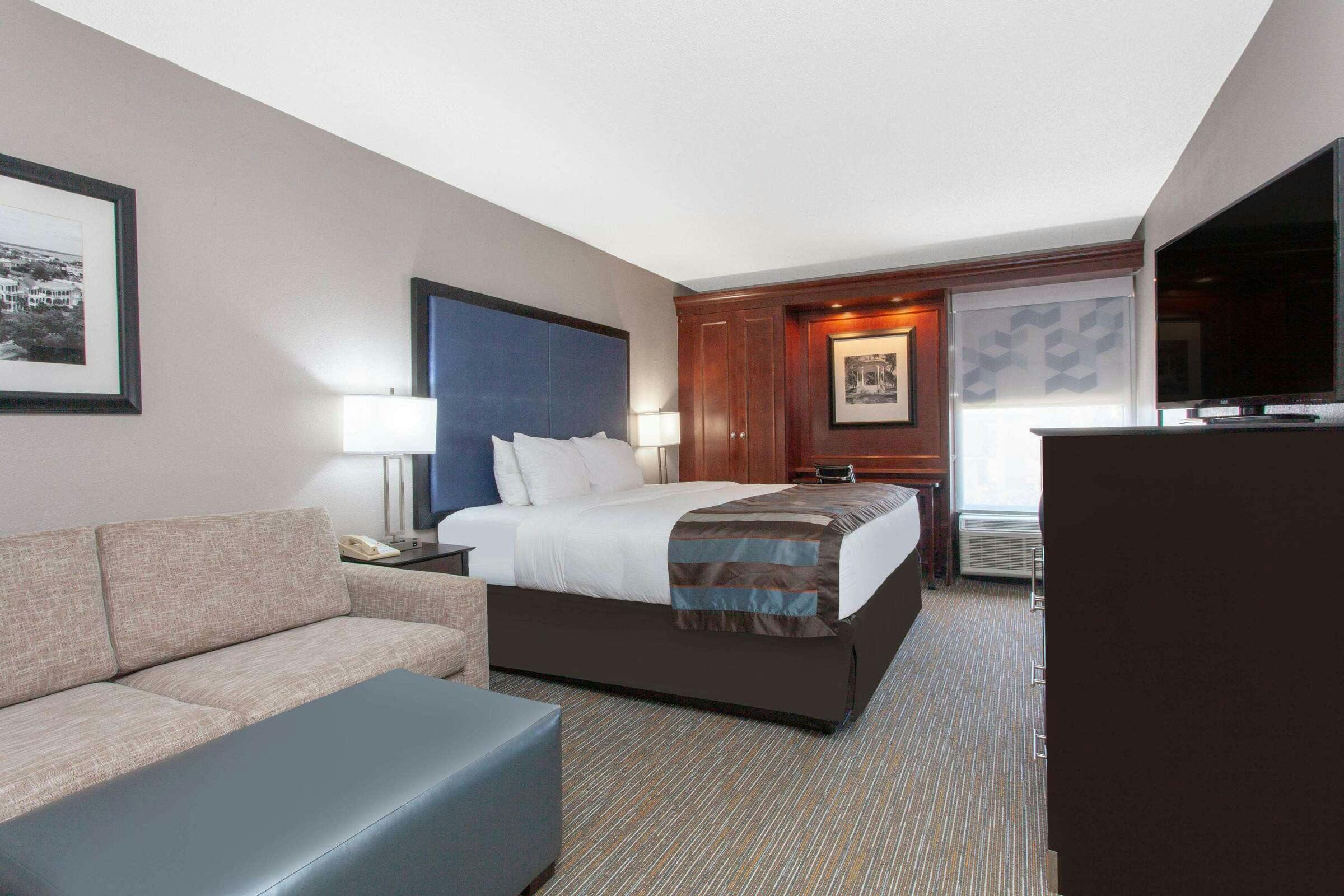 Hotel Wingate by Wyndham Charleston Coliseum photo 2