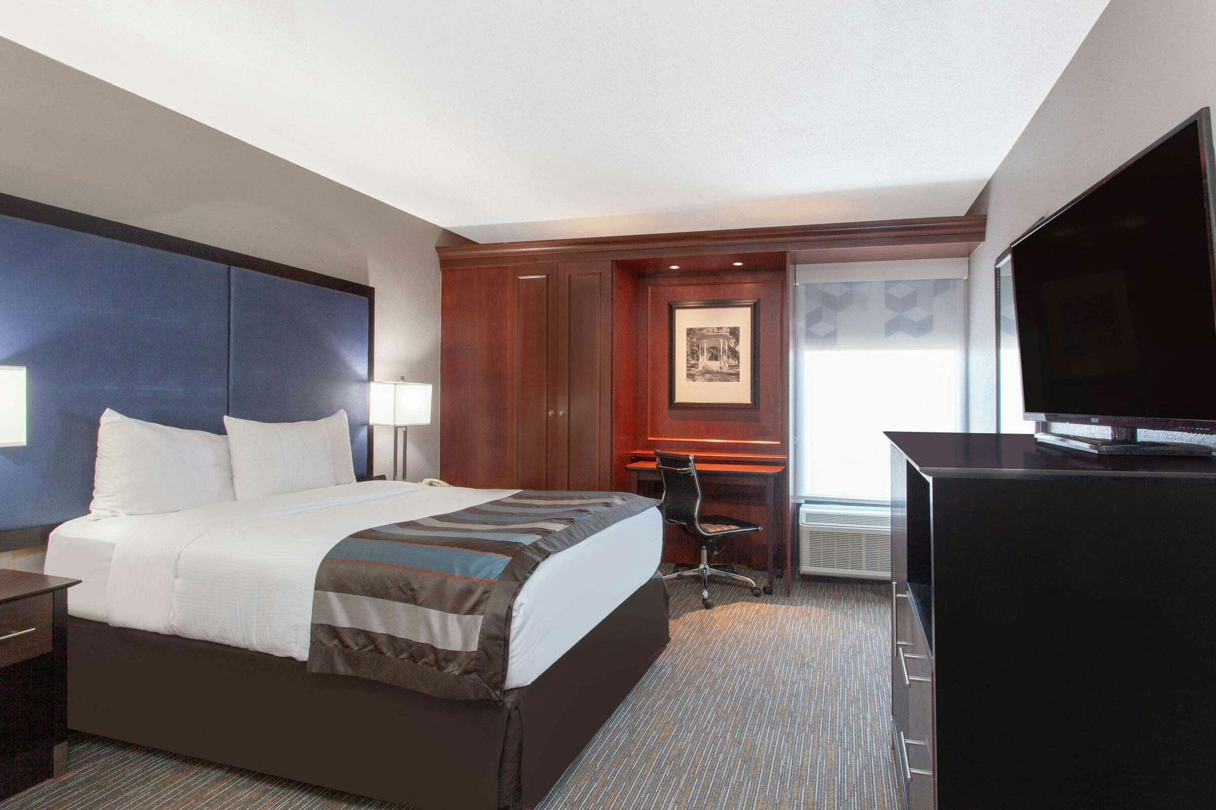 Hotel Wingate by Wyndham Charleston Coliseum photo 3