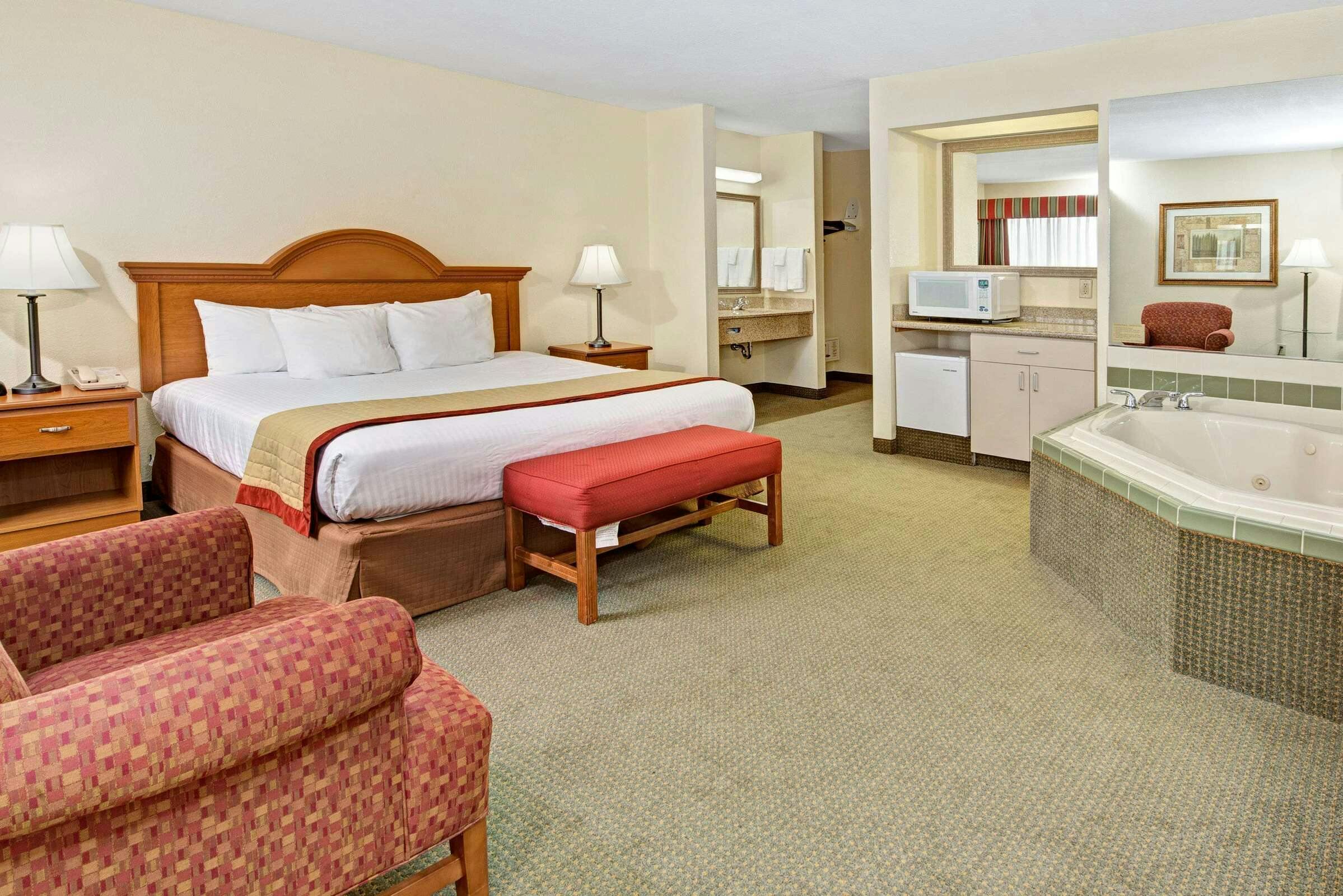 Hotel Baymont by Wyndham Indianapolis photo 1
