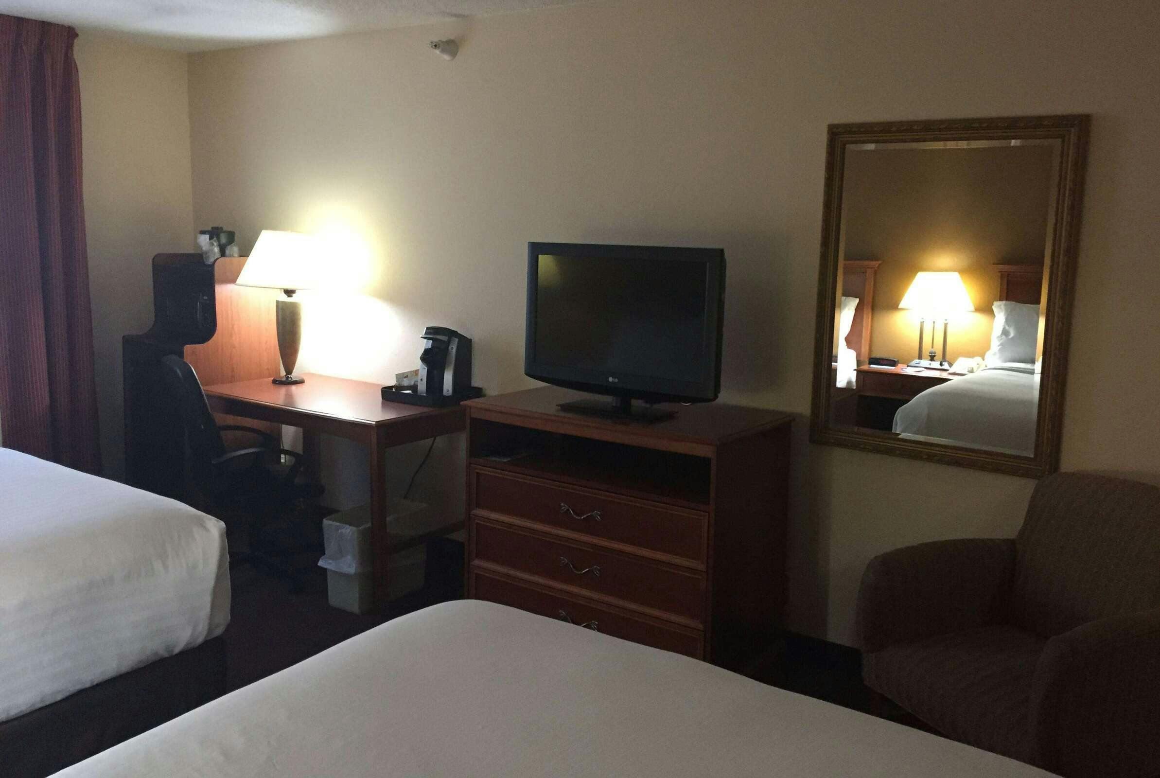 Hotel Baymont by Wyndham Portage Indiana Dunes photo 1