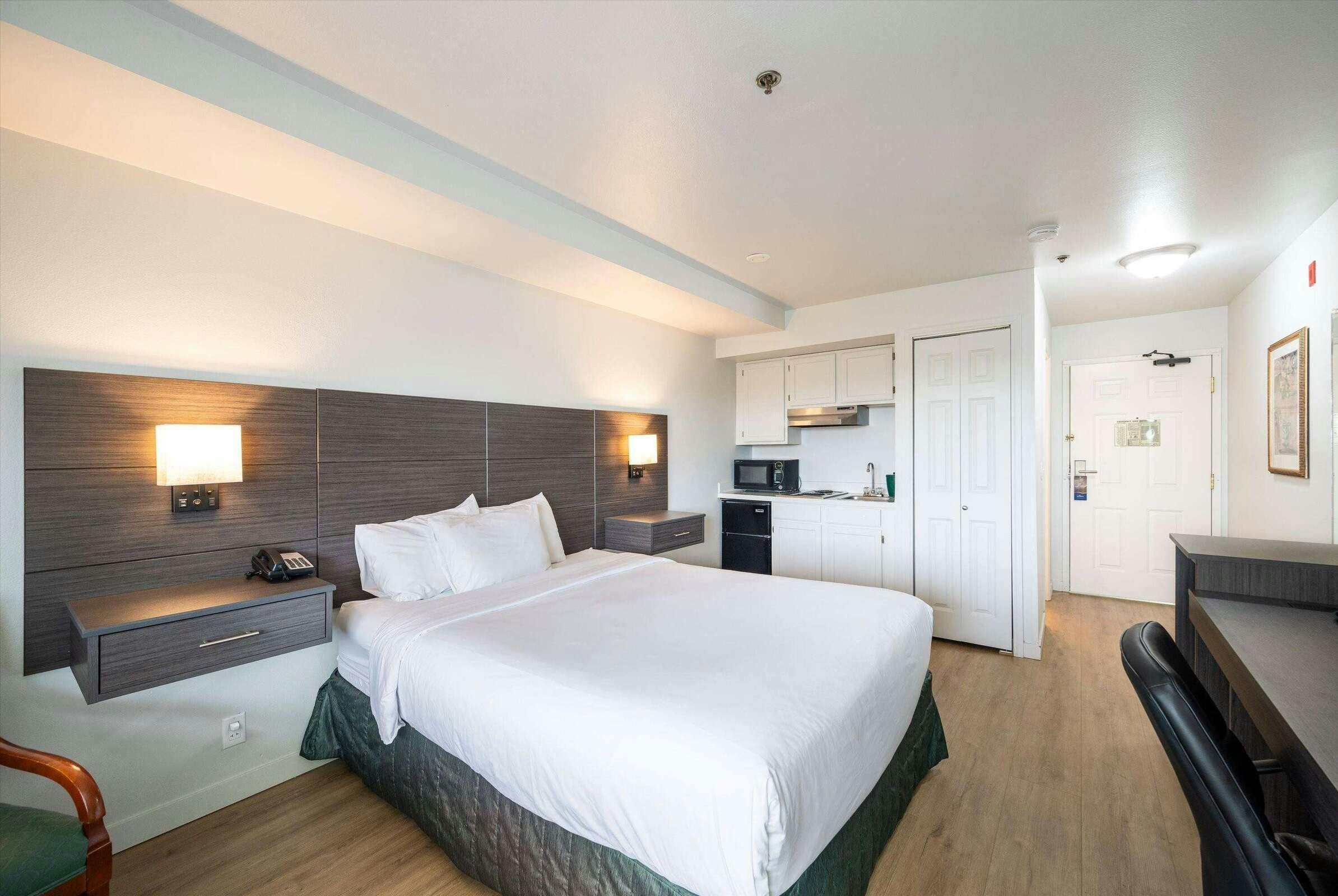 Hotel Baymont IS Bellingham photo 4