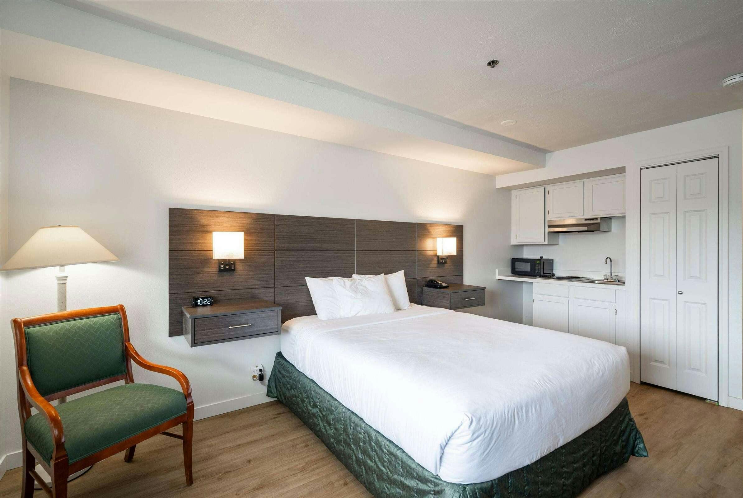 Hotel Baymont IS Bellingham photo 3