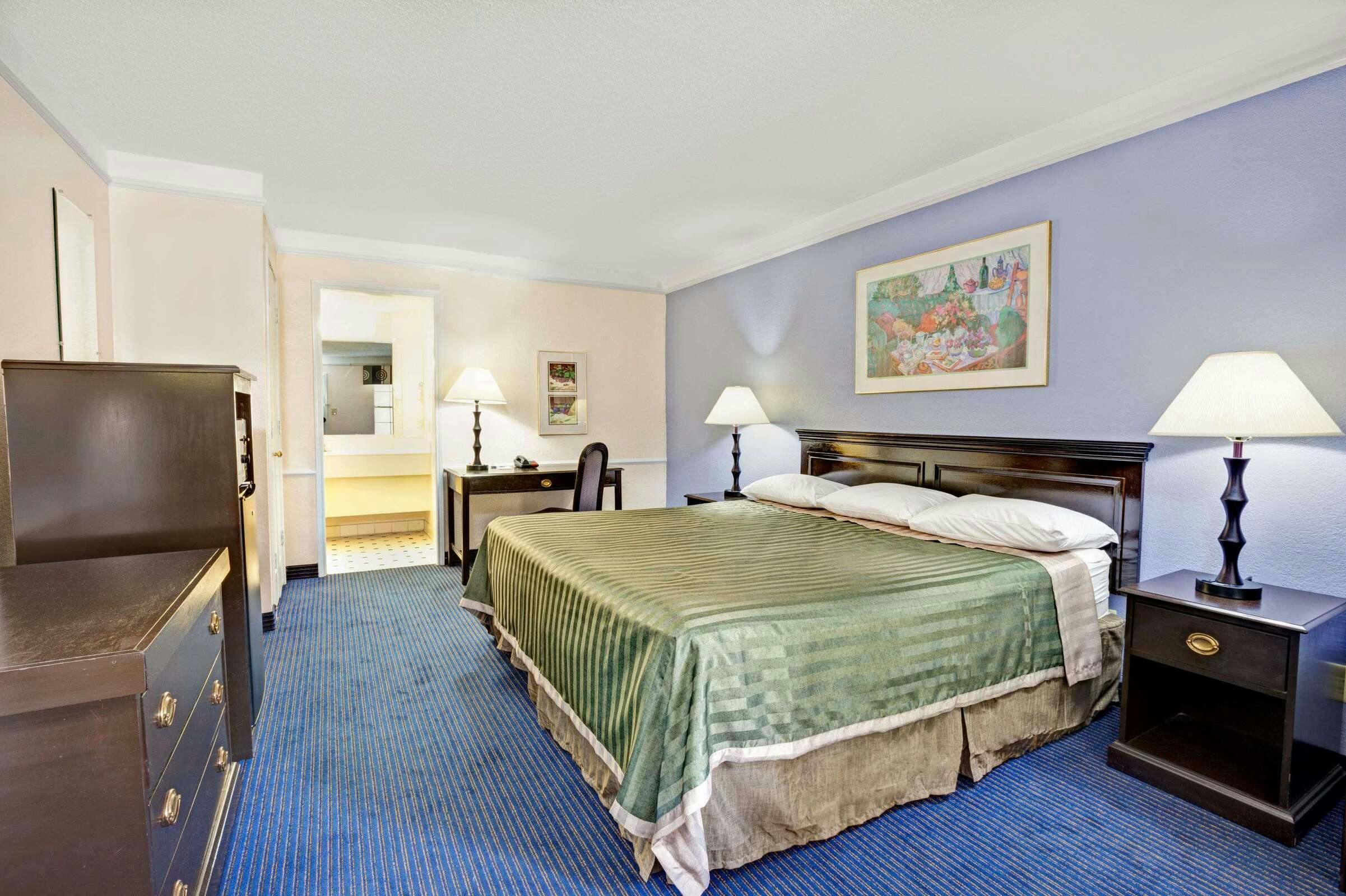 Hotel Travelodge by Wyndham North Richland Hills/Dallas/Ft Worth photo 2