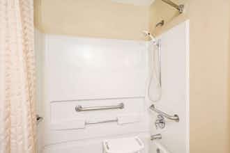 Hotel Baymont Louisville Airport S photo 5
