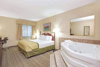 Hotel Baymont Louisville Airport S photo 1