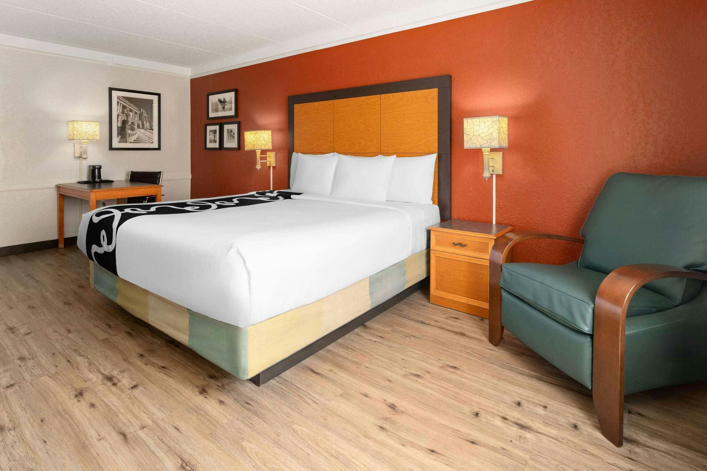 Hotel La Quinta Inn Pittsburgh AP photo 1