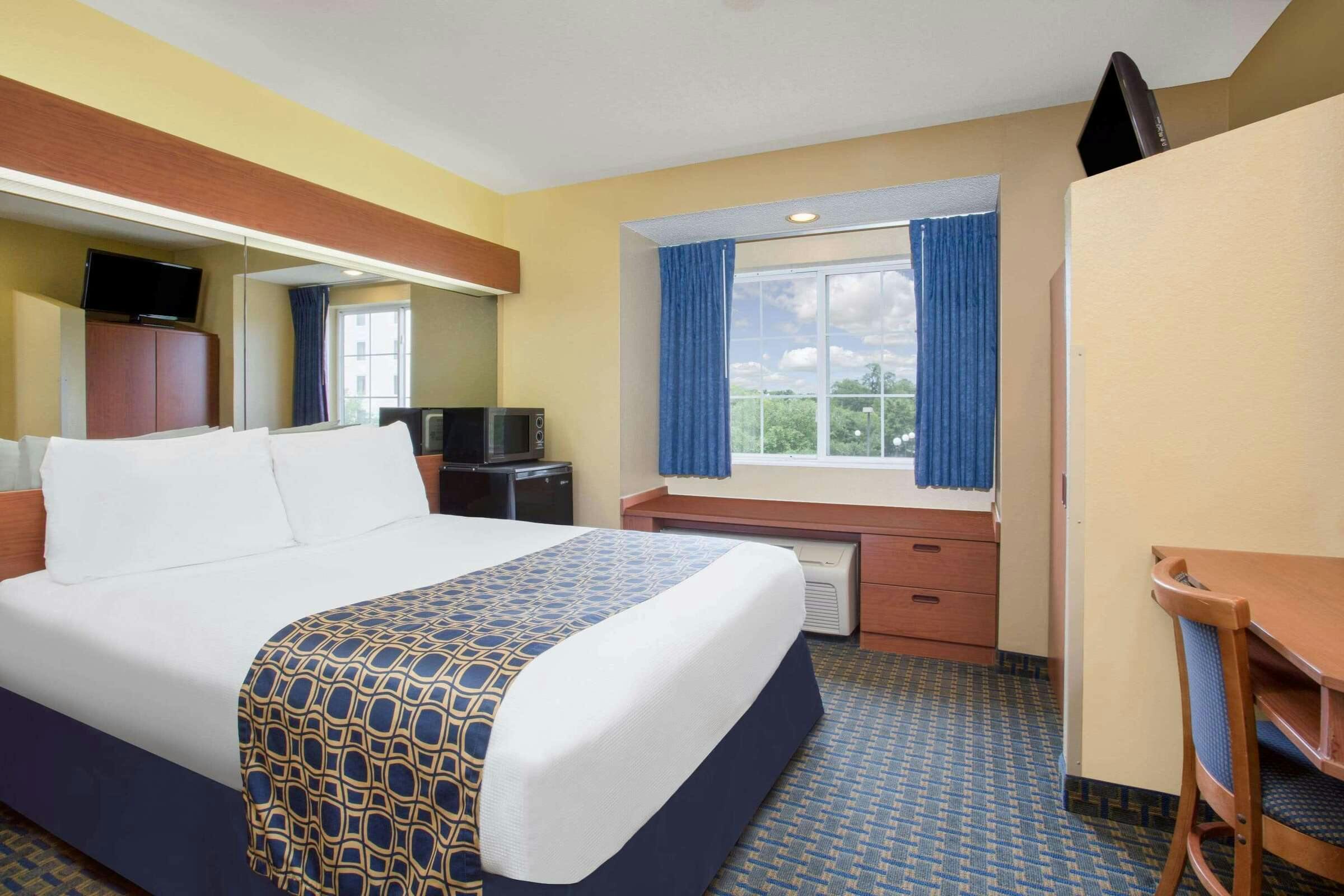Hotel Microtel Inn & Suites by Wyndham Leesburg/Mt Dora photo 2