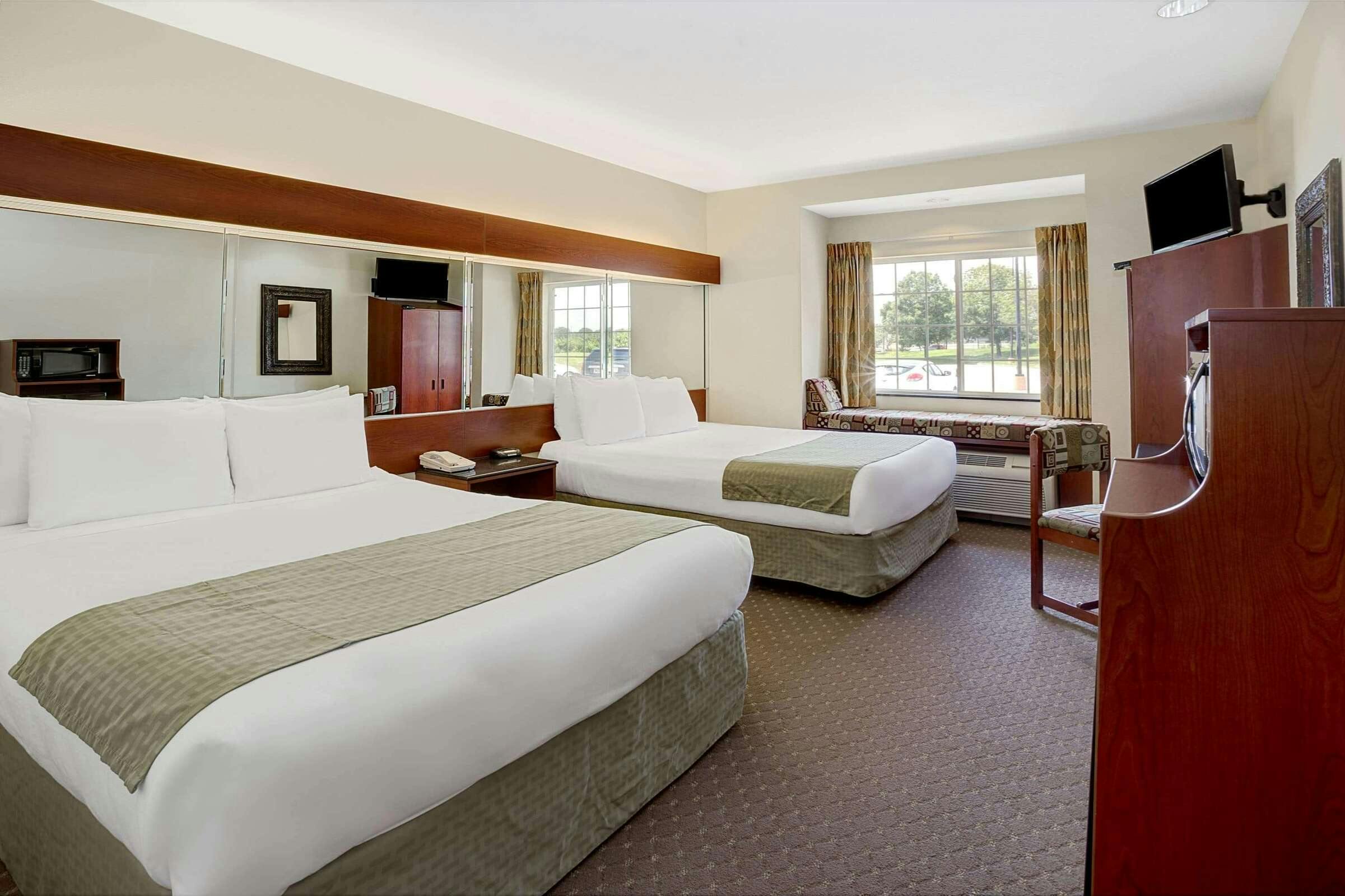 Hotel Microtel Inn & Suites by Wyndham Indianapolis Airport photo 3