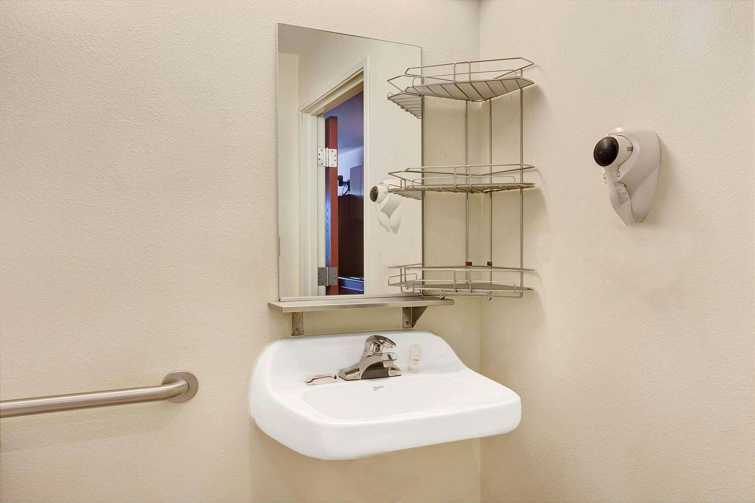 Hotel Microtel Inn & Suites by Wyndham Indianapolis Airport photo 5