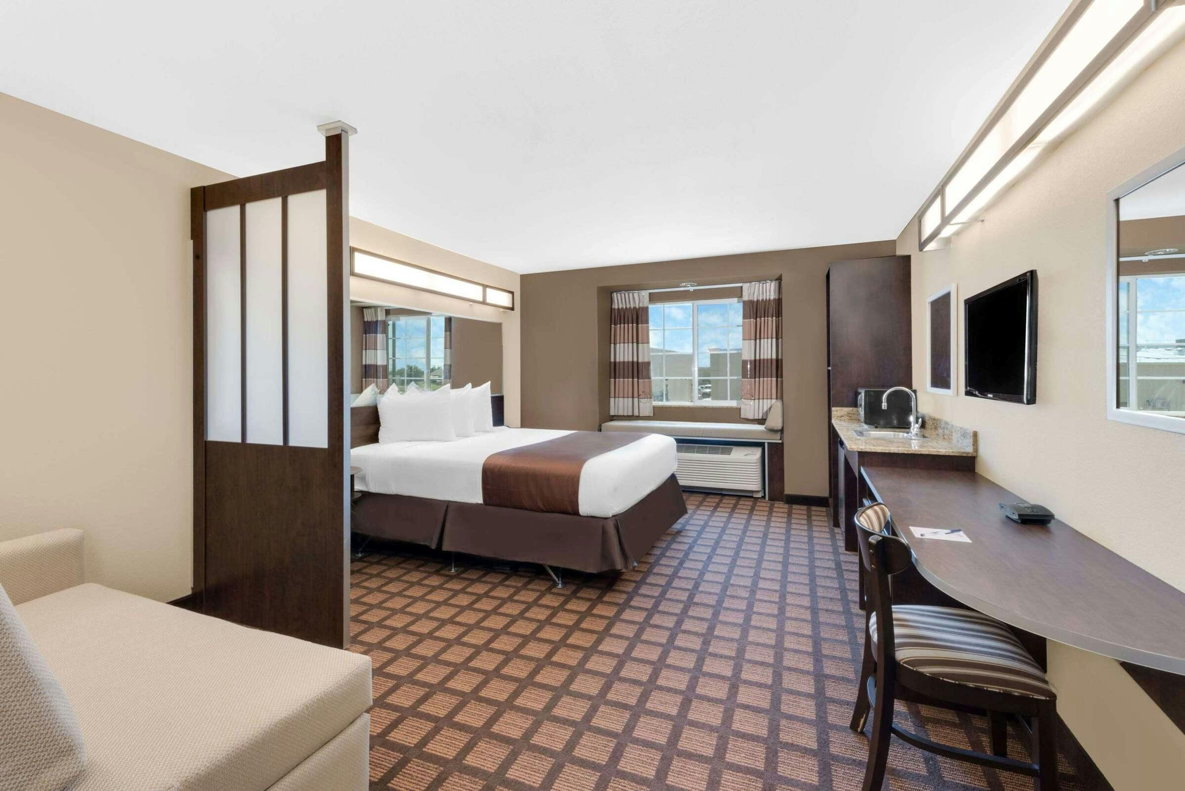 Hotel Microtel Midland photo 2