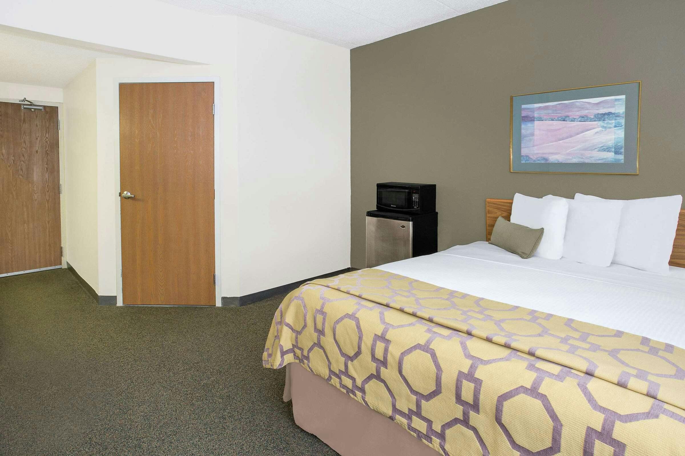 Hotel Baymont by Wyndham Janesville photo 5