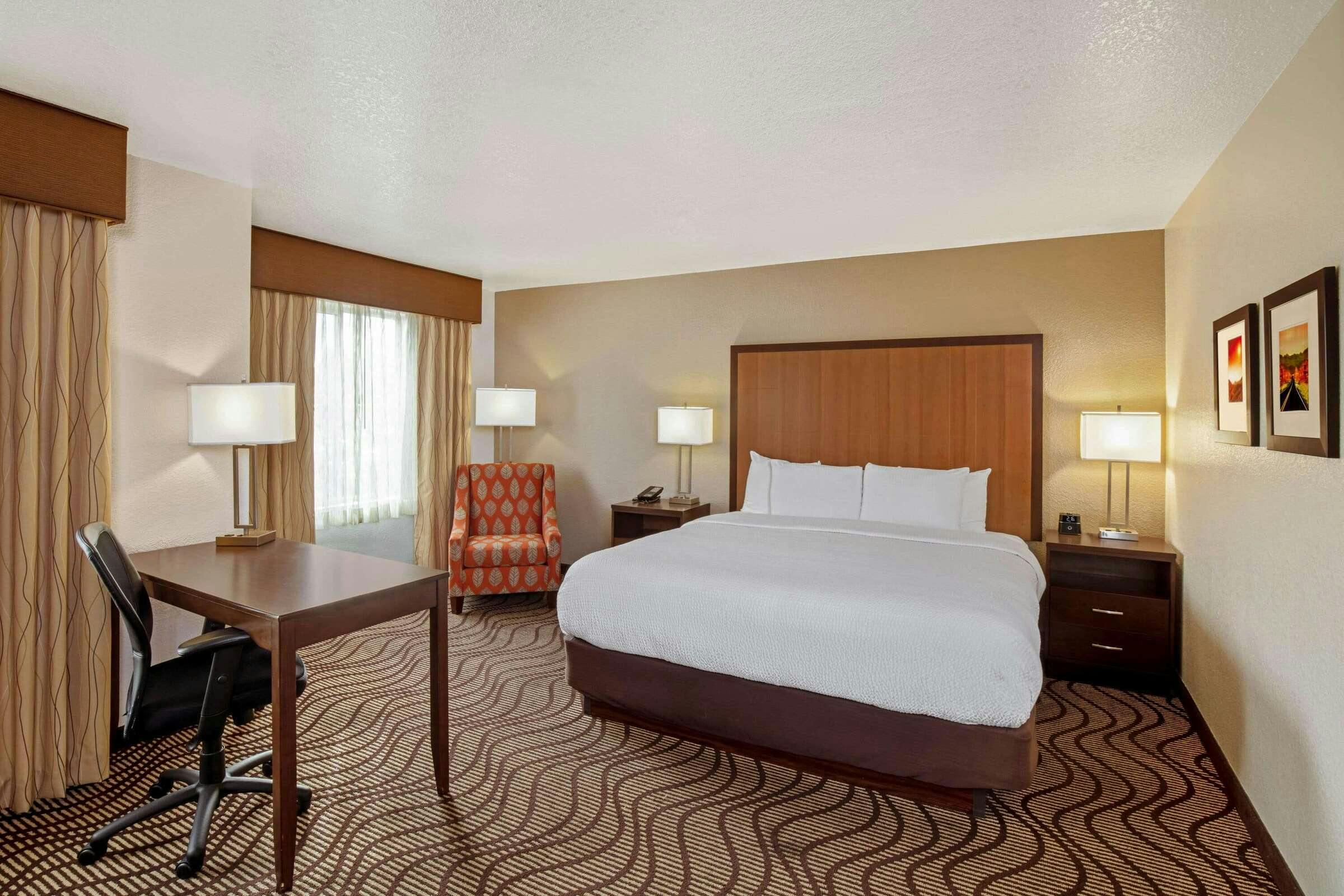 Hotel La Quinta Inn & Suites by Wyndham Las Vegas Red Rock photo 1