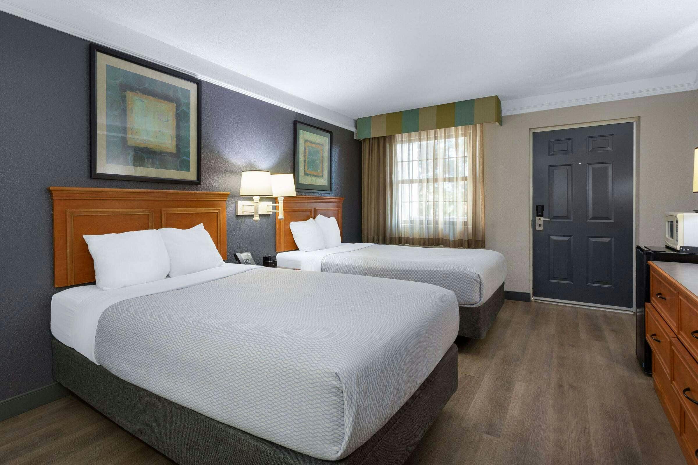 Hotel La Quinta Inn by Wyndham Pensacola photo 4