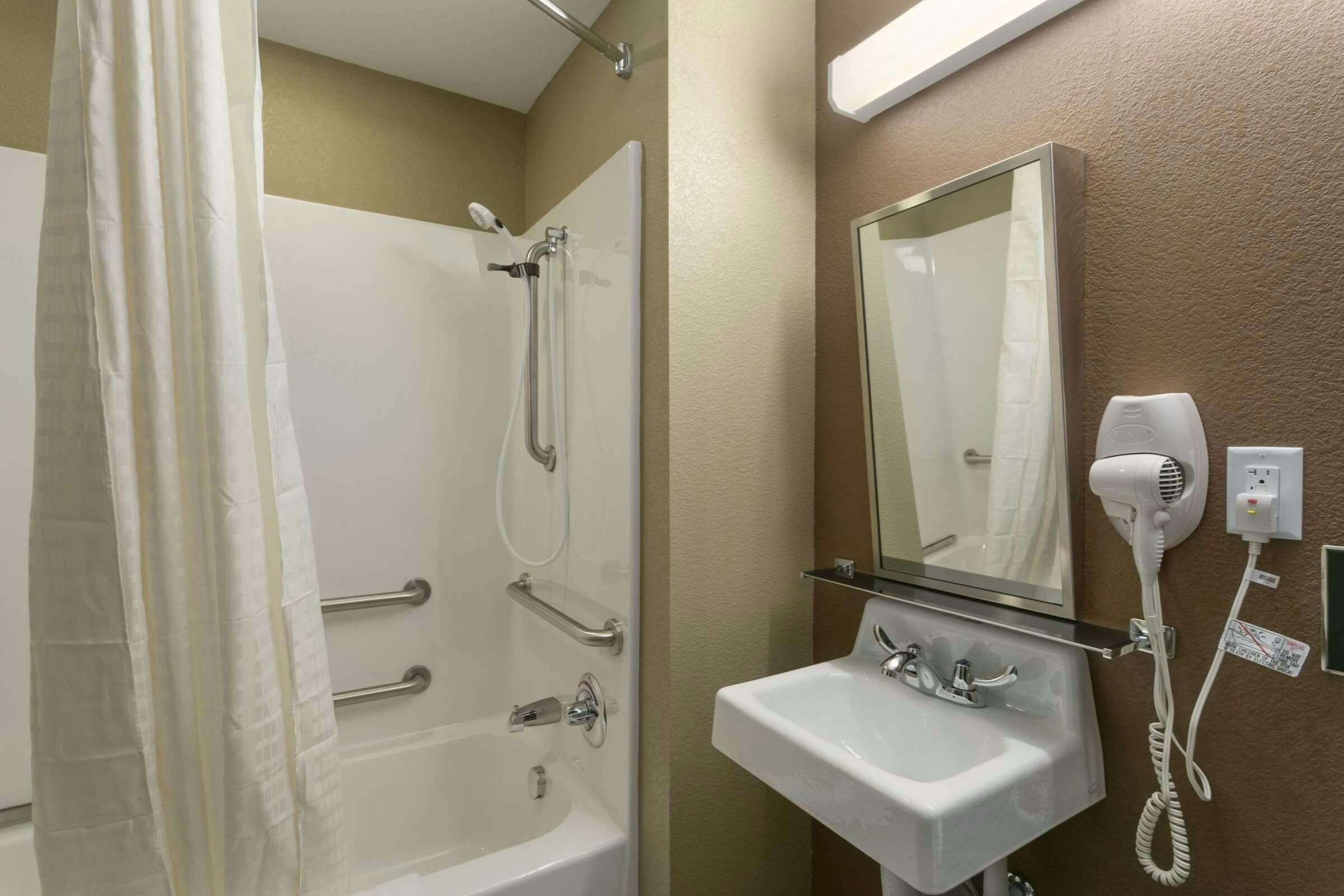 Hotel Microtel Inn & Suites by Wyndham Minot photo 5