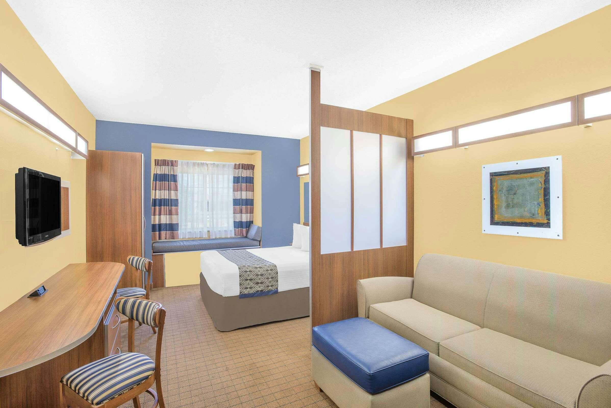 Hotel Microtel Inn & Suites by Wyndham Chili/Rochester Airport photo 1