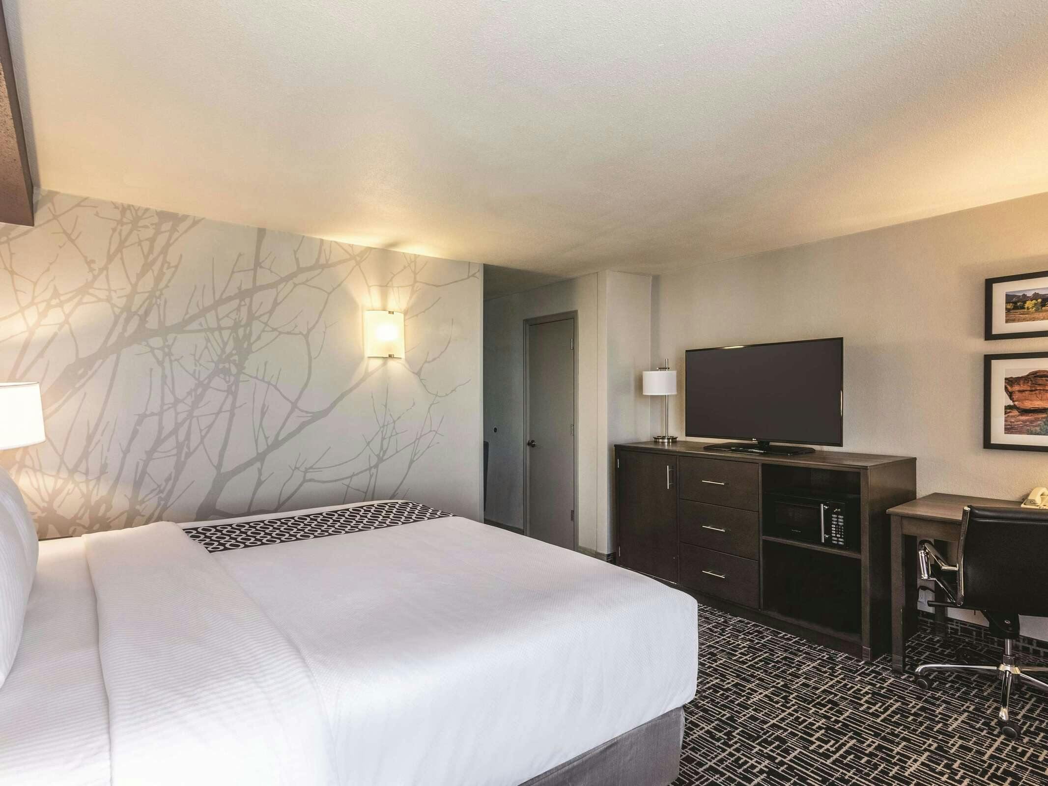 Hotel La Quinta Inn Ste CO Springs N photo 3