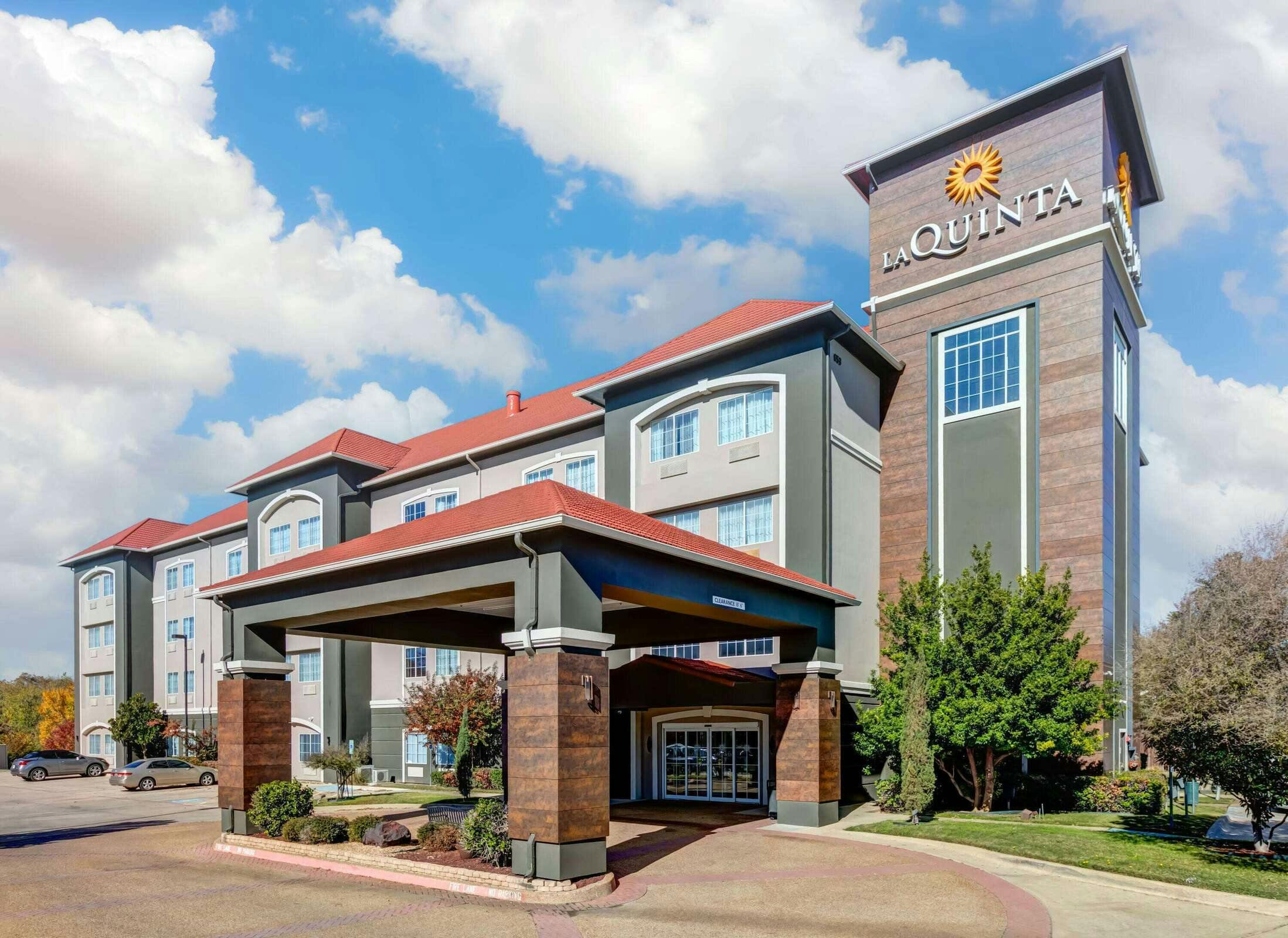 La Quinta Inn & Suites by Wyndham Fort Worth NE Mall