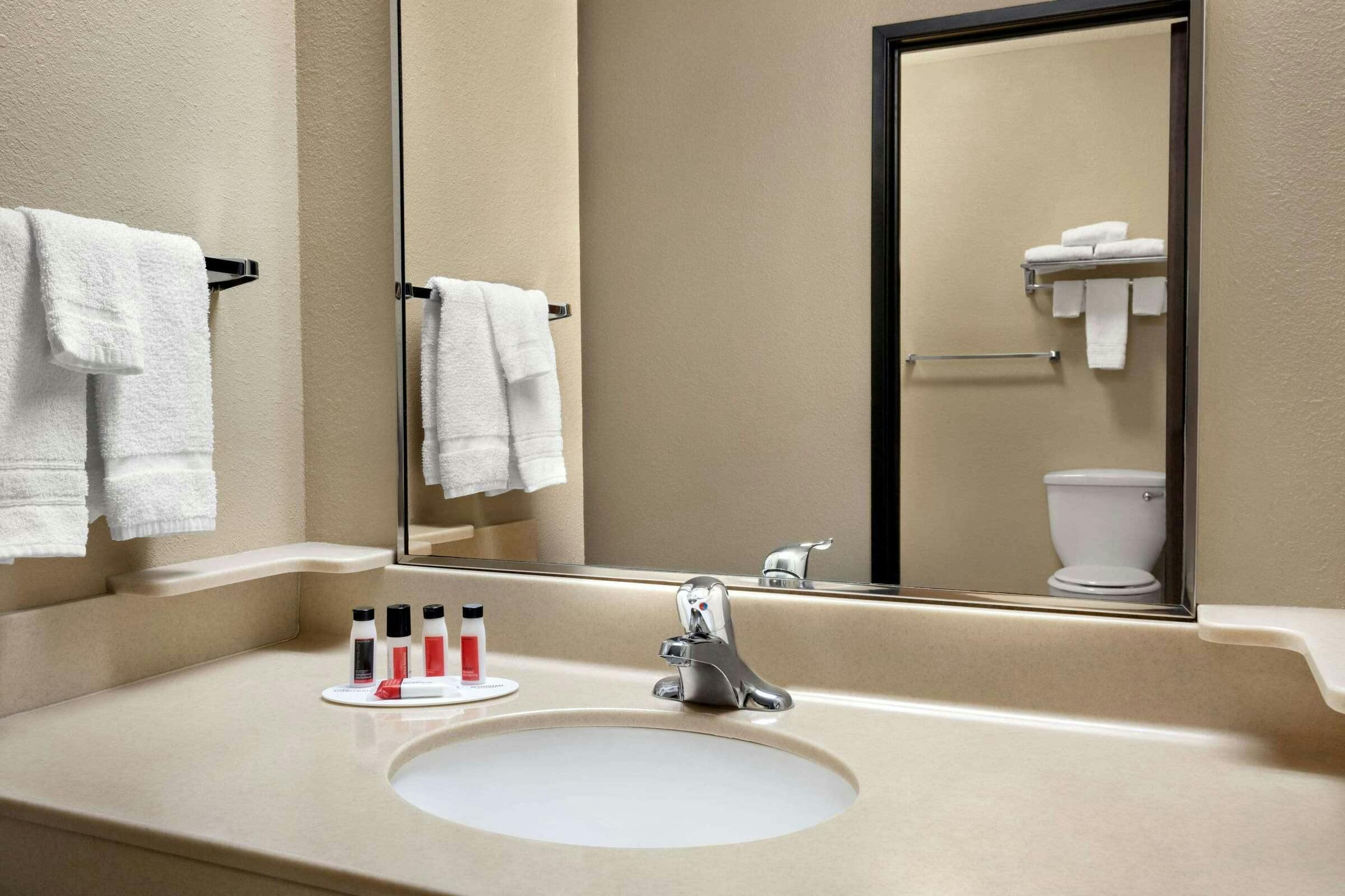 Hotel Baymont Sioux Falls North/I-29 photo 5